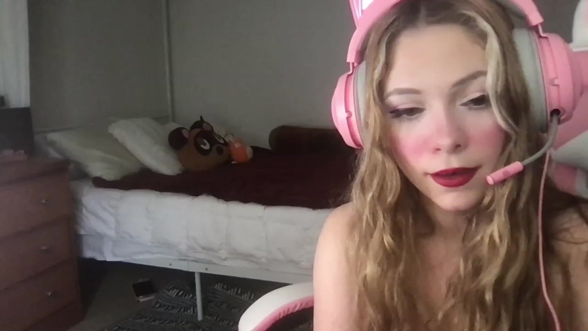 Gallery image thumbnail from lolypopbubble's myfreecams stream on, 02/27/2023, 19:30 image 17 of 20