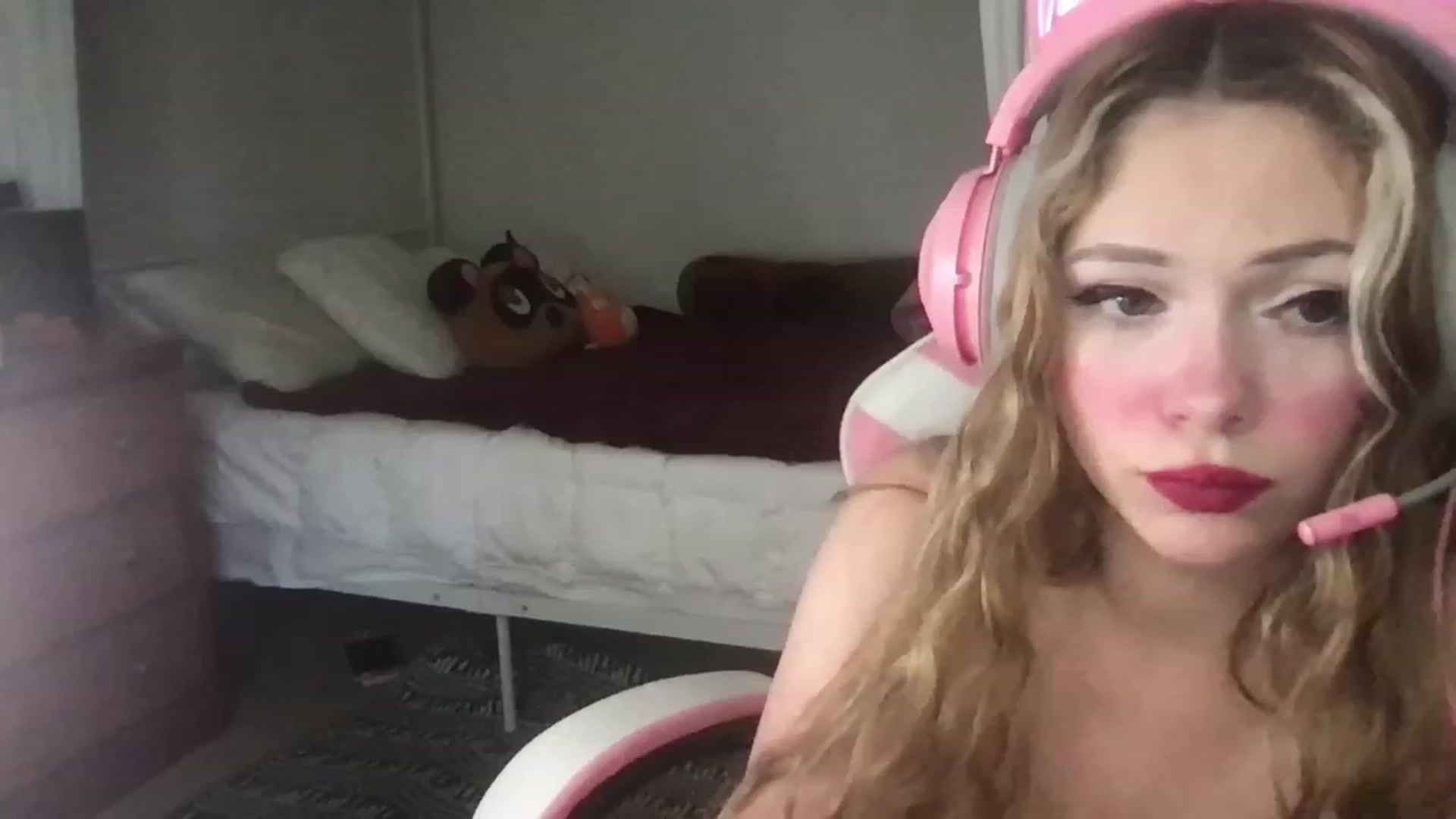 Gallery image thumbnail from lolypopbubble's myfreecams stream on, 02/27/2023, 20:14 image 18 of 20