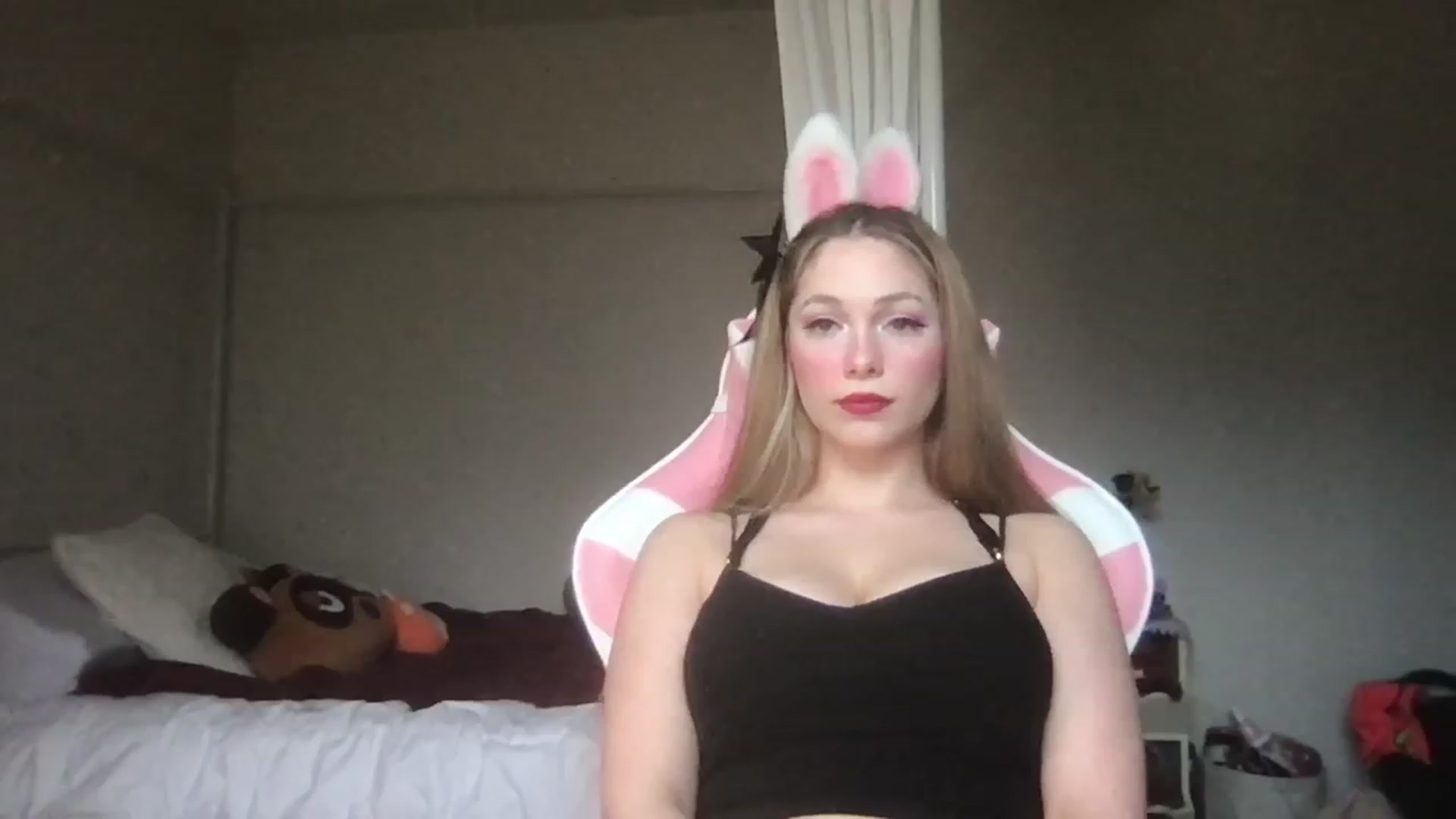 Gallery image thumbnail from lolypopbubble's myfreecams stream on, 03/03/2023, 18:02 image 10 of 20