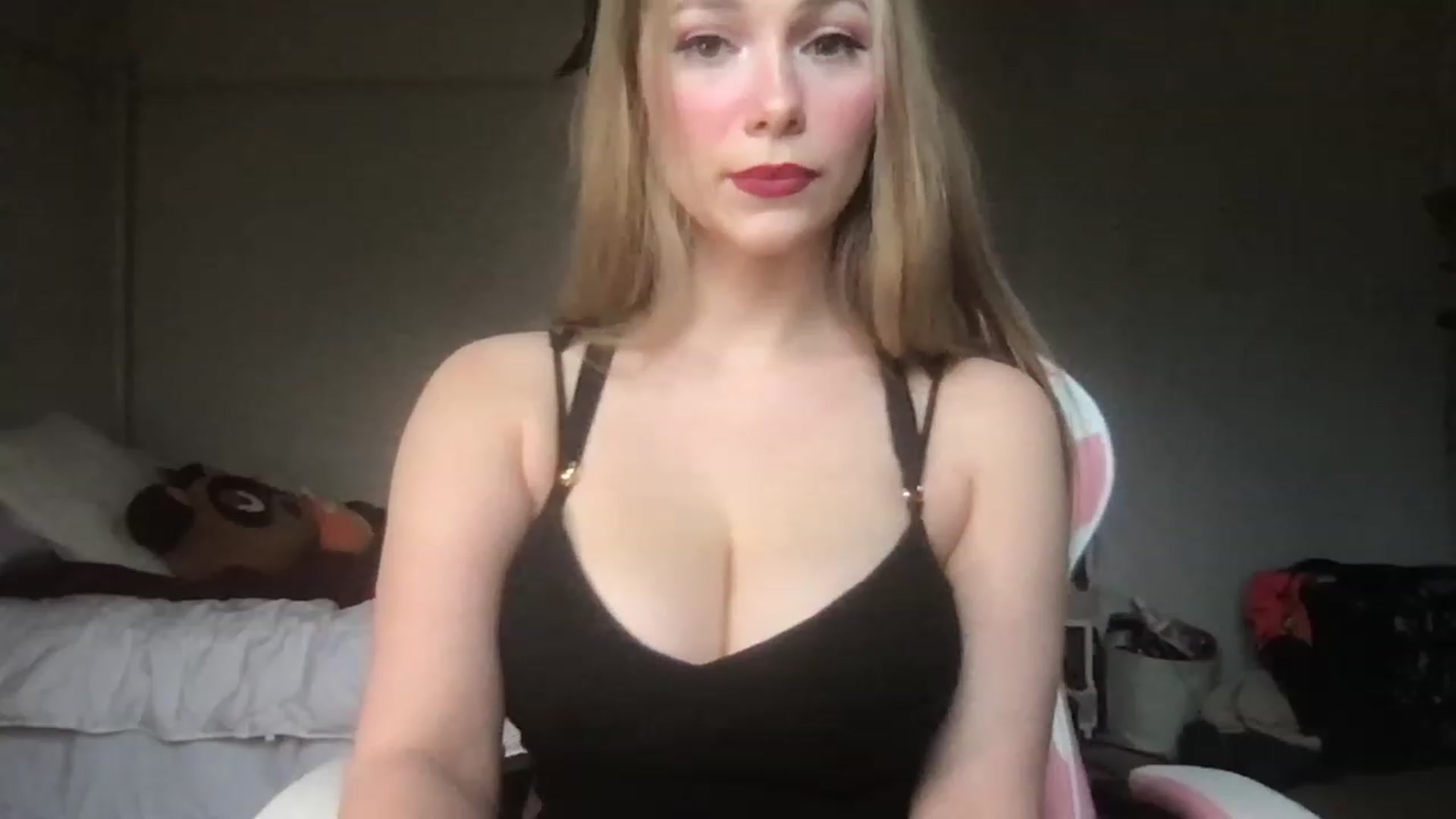 Gallery image thumbnail from lolypopbubble's myfreecams stream on, 03/03/2023, 18:19 image 19 of 20