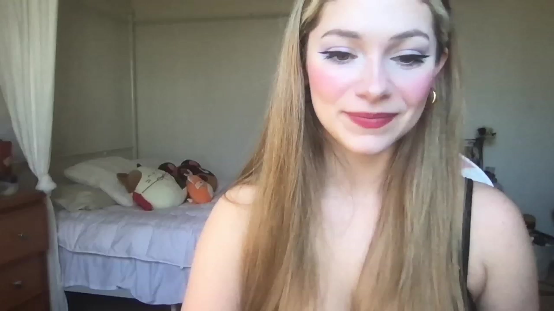 Gallery image thumbnail from lolypopbubble's myfreecams stream on, 03/08/2023, 18:49 image 3 of 20