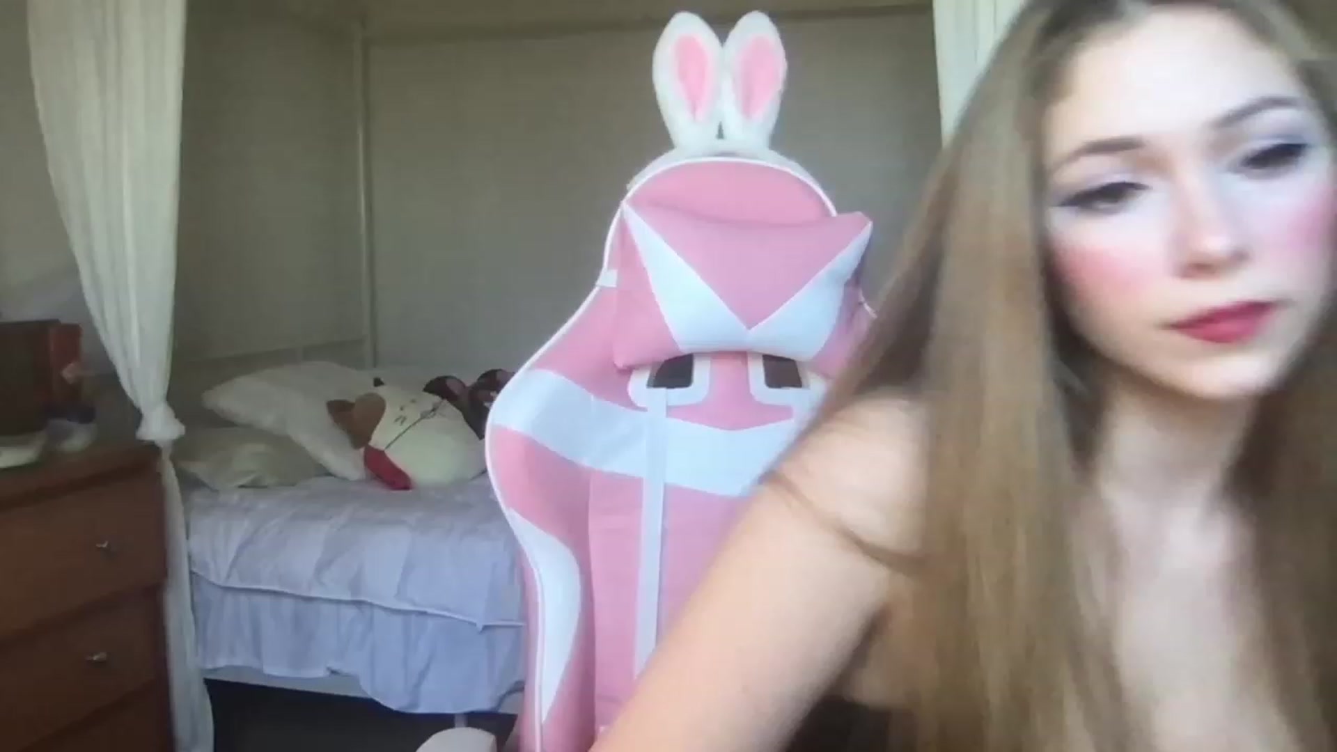 Gallery image thumbnail from lolypopbubble's myfreecams stream on, 03/08/2023, 18:49 image 9 of 20