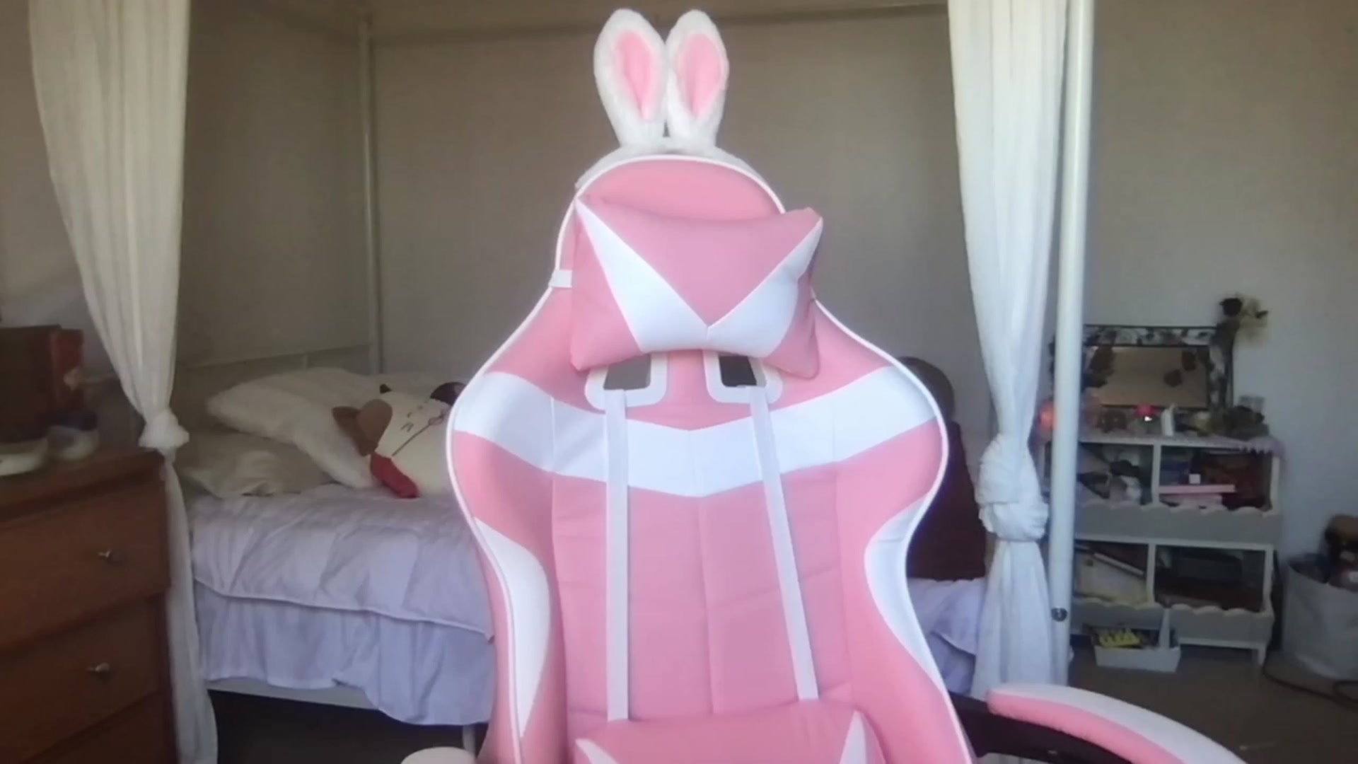 Gallery image thumbnail from lolypopbubble's myfreecams stream on, 03/08/2023, 18:49 image 8 of 20