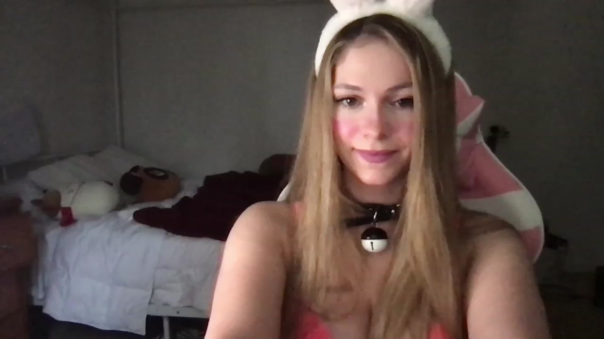 Gallery image thumbnail from lolypopbubble's myfreecams stream on, 03/10/2023, 21:02 image 15 of 20