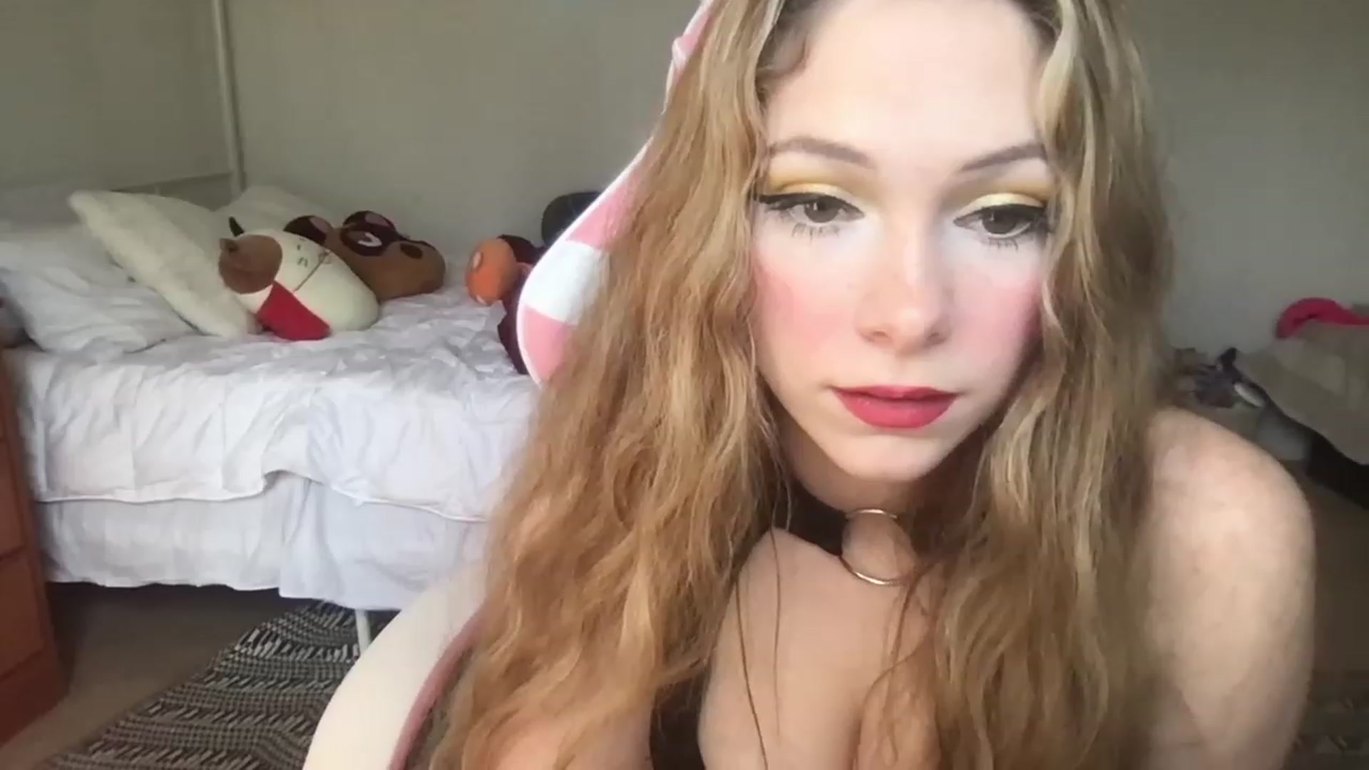 Gallery image thumbnail from lolypopbubble's myfreecams stream on, 03/16/2023, 20:35 image 18 of 20