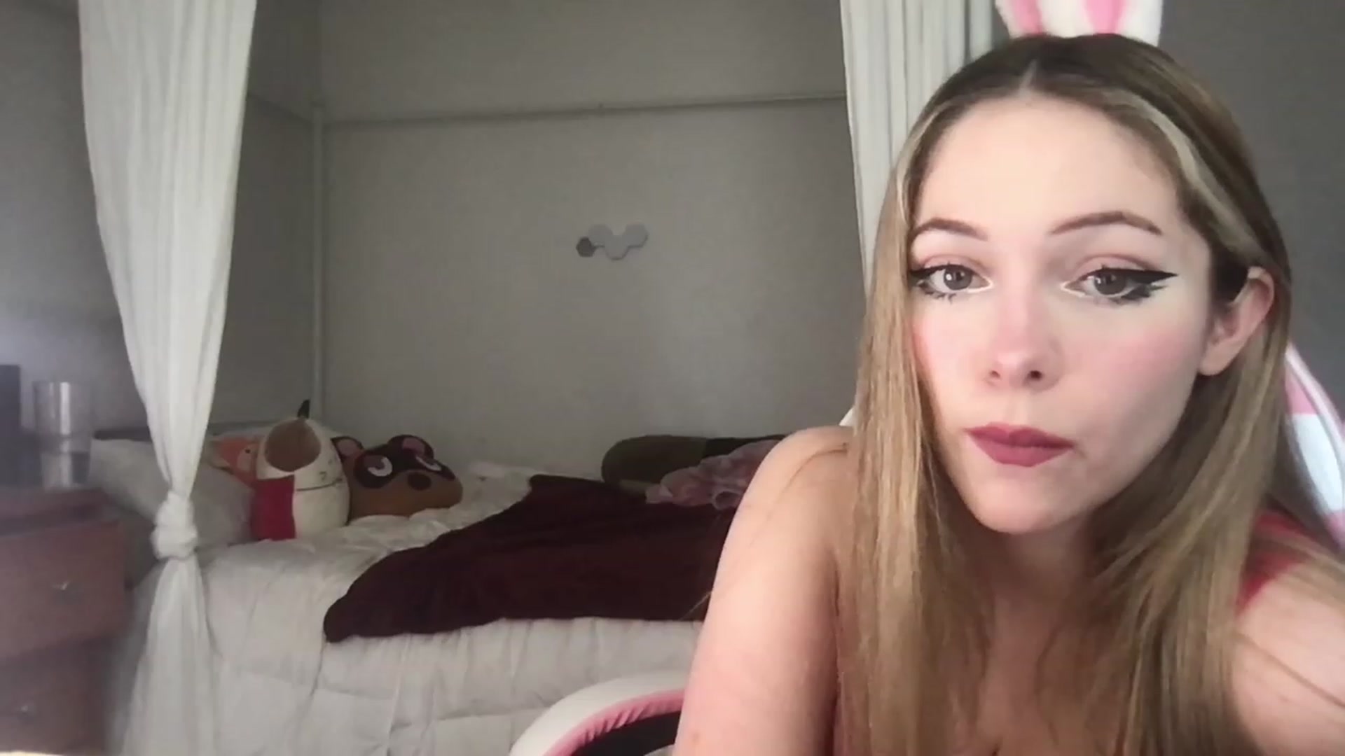 Gallery image thumbnail from lolypopbubble's myfreecams stream on, 03/23/2023, 20:46 image 8 of 20