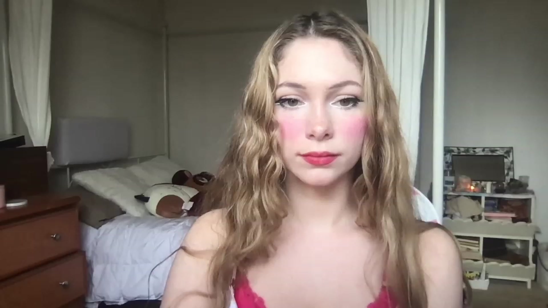 Gallery image thumbnail from lolypopbubble's myfreecams stream on, 03/28/2023, 17:32 image 15 of 20