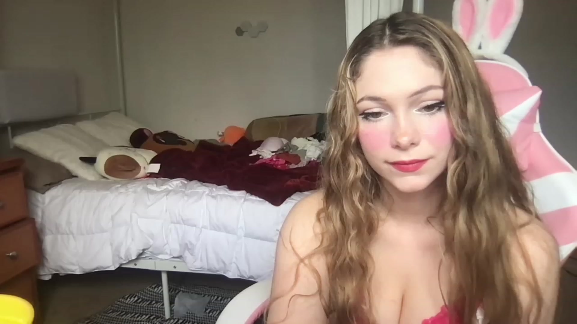 Gallery image thumbnail from lolypopbubble's myfreecams stream on, 03/28/2023, 17:32 image 4 of 20