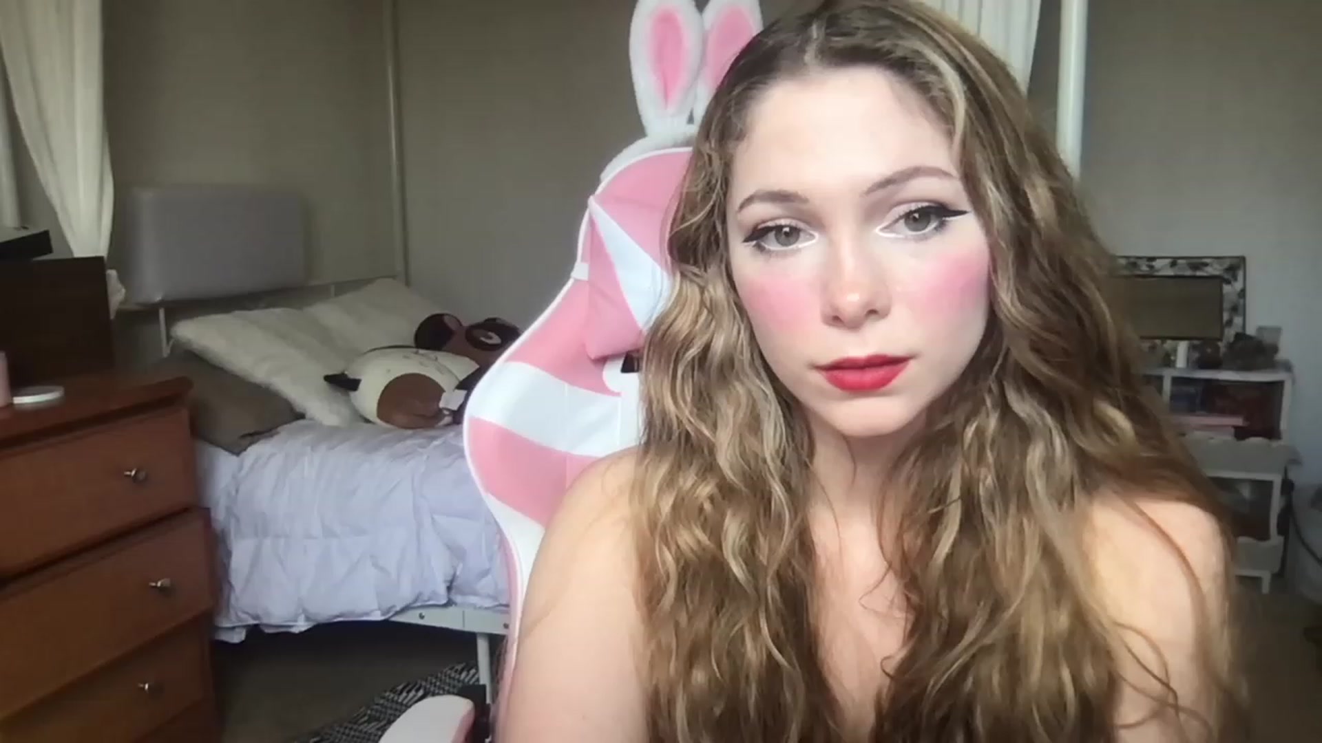 Gallery image thumbnail from lolypopbubble's myfreecams stream on, 03/28/2023, 19:18 image 12 of 20