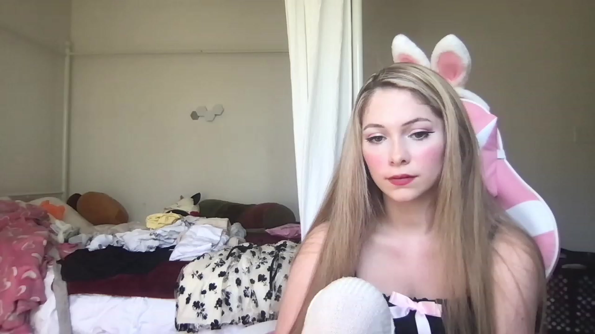 Gallery image thumbnail from lolypopbubble's myfreecams stream on, 04/13/2023, 20:35 image 12 of 20