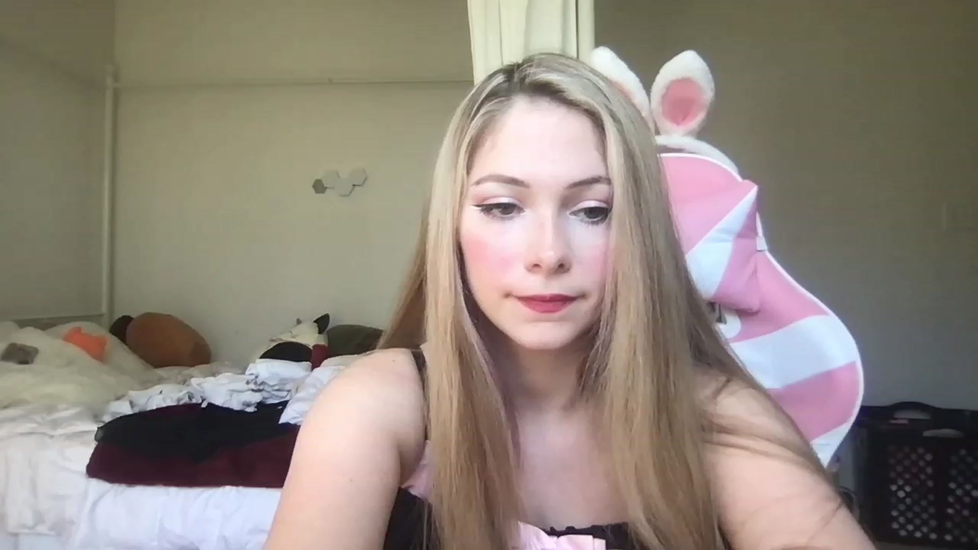 Gallery image thumbnail from lolypopbubble's myfreecams stream on, 04/13/2023, 20:35 image 9 of 20