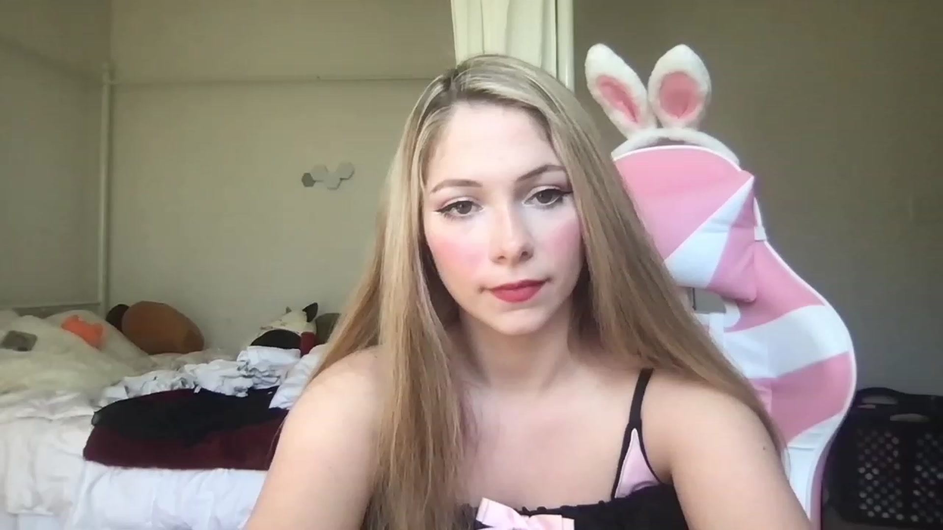 Gallery image thumbnail from lolypopbubble's myfreecams stream on, 04/13/2023, 20:35 image 10 of 20