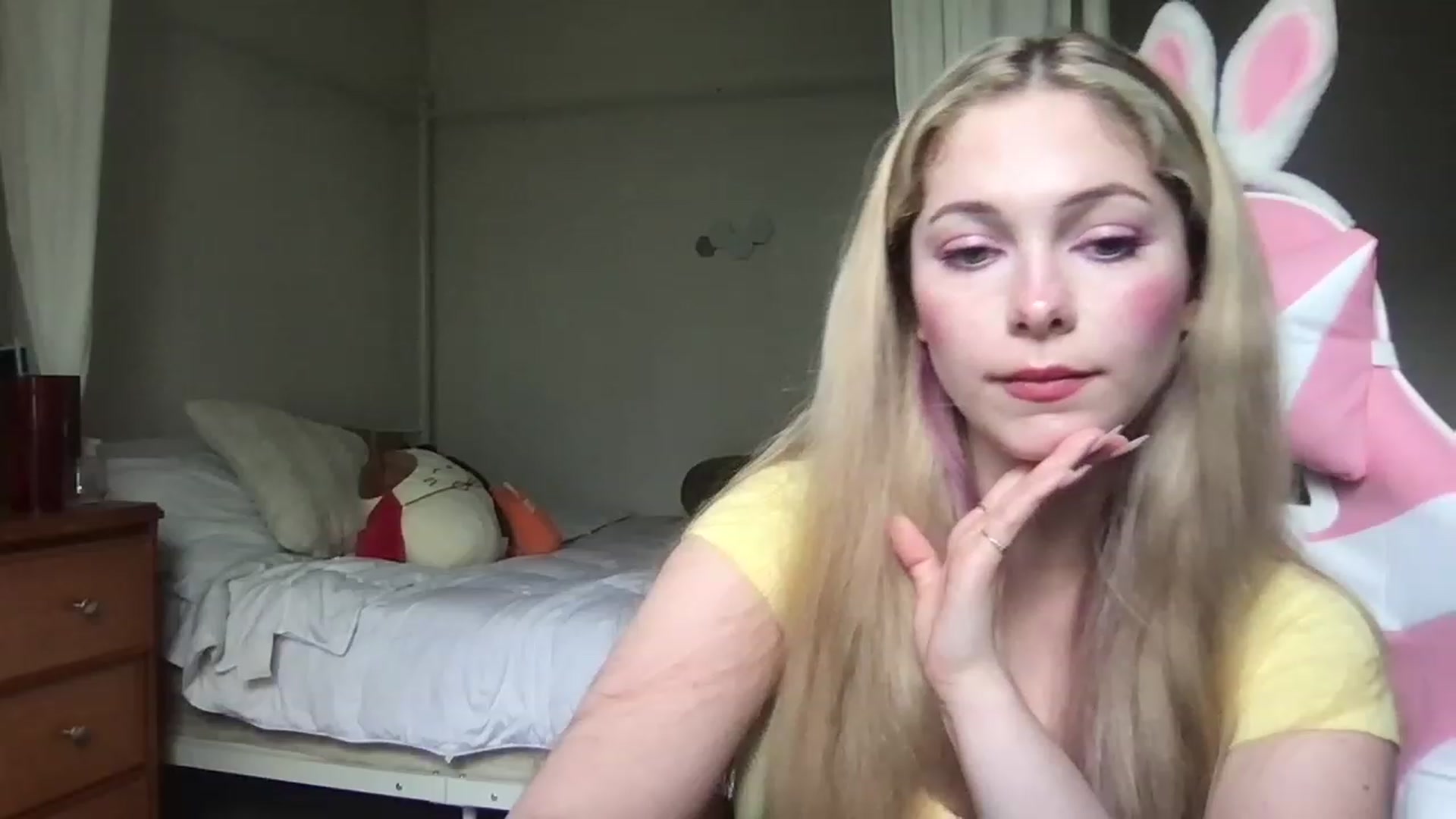 Gallery image thumbnail from lolypopbubble's myfreecams stream on, 04/17/2023, 19:30 image 10 of 20