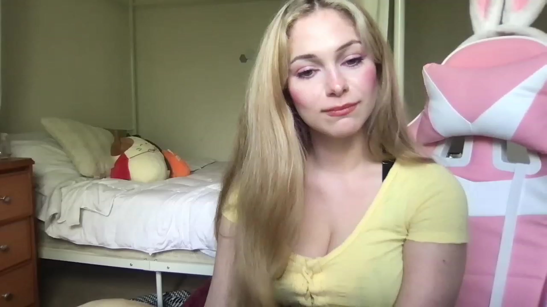 Gallery image thumbnail from lolypopbubble's myfreecams stream on, 04/17/2023, 19:30 image 7 of 20