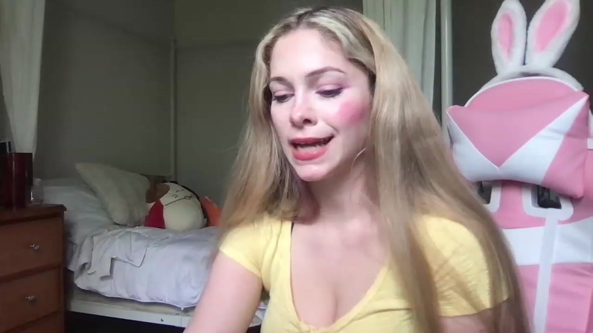 Gallery image thumbnail from lolypopbubble's myfreecams stream on, 04/17/2023, 19:30 image 11 of 20