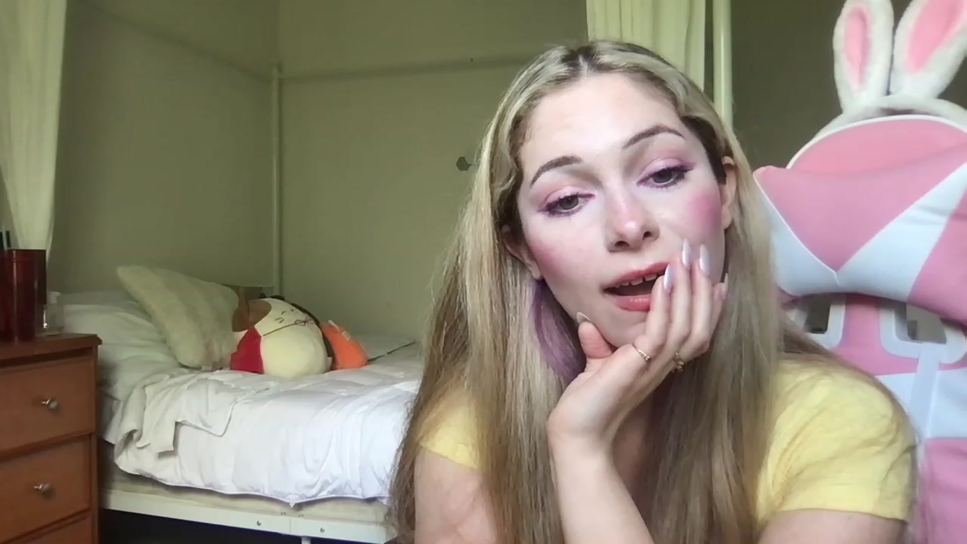 Gallery image thumbnail from lolypopbubble's myfreecams stream on, 04/17/2023, 19:30 image 9 of 20