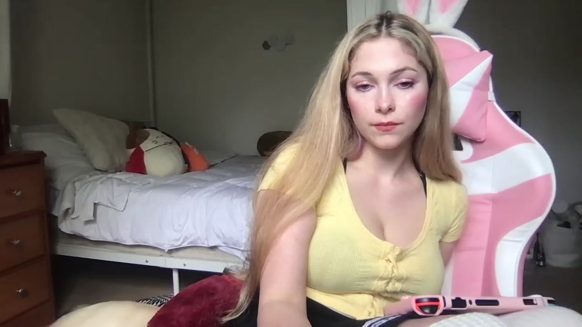 Gallery image thumbnail from lolypopbubble's myfreecams stream on, 04/17/2023, 19:30 image 18 of 20