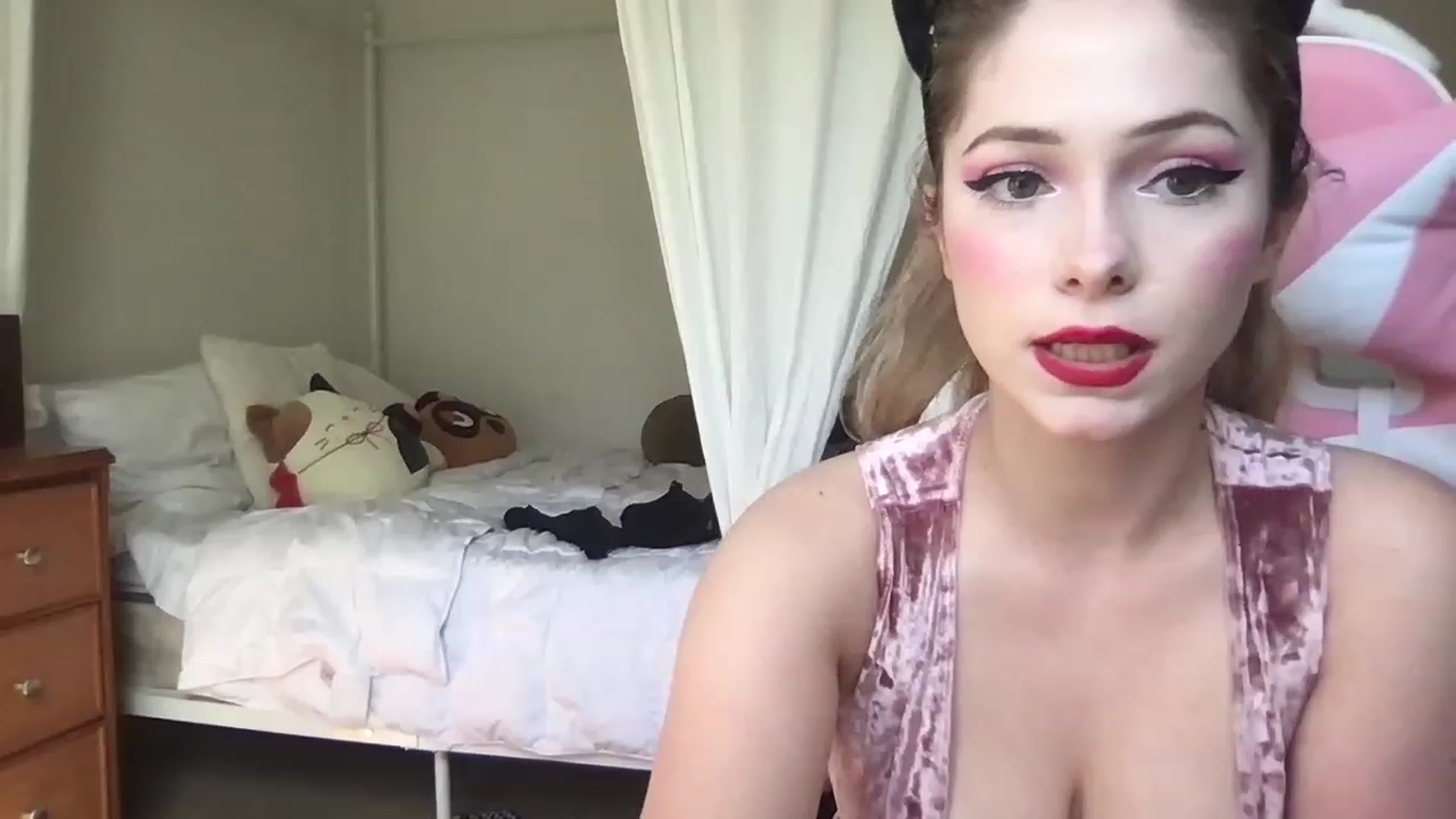 Gallery image thumbnail from lolypopbubble's myfreecams stream on, 04/18/2023, 20:43 image 17 of 20