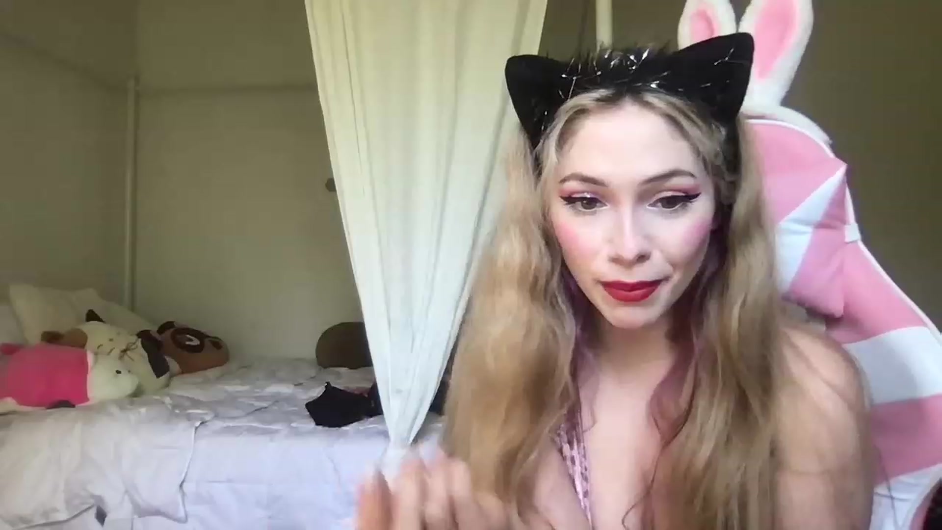 Gallery image thumbnail from lolypopbubble's myfreecams stream on, 04/18/2023, 20:43 image 9 of 20