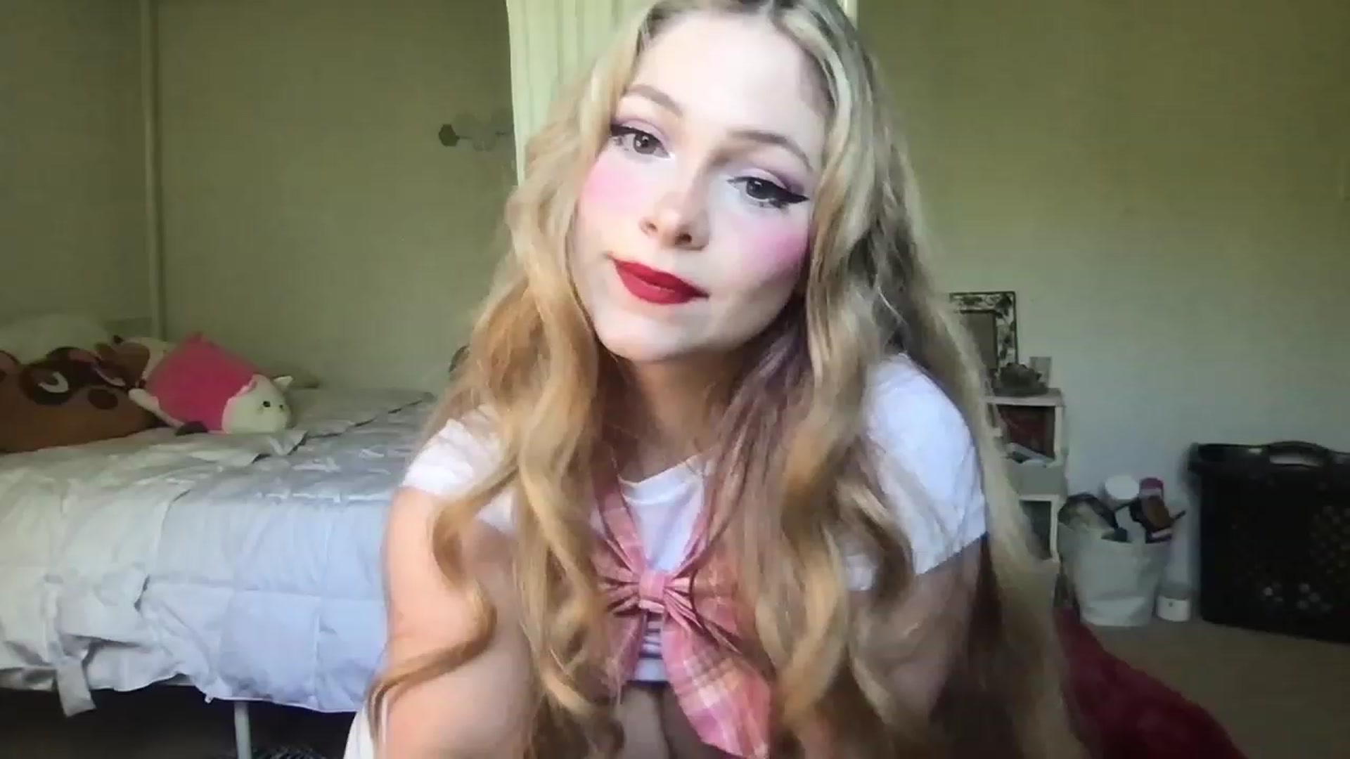 Gallery image thumbnail from lolypopbubble's myfreecams stream on, 04/19/2023, 19:33 image 8 of 20