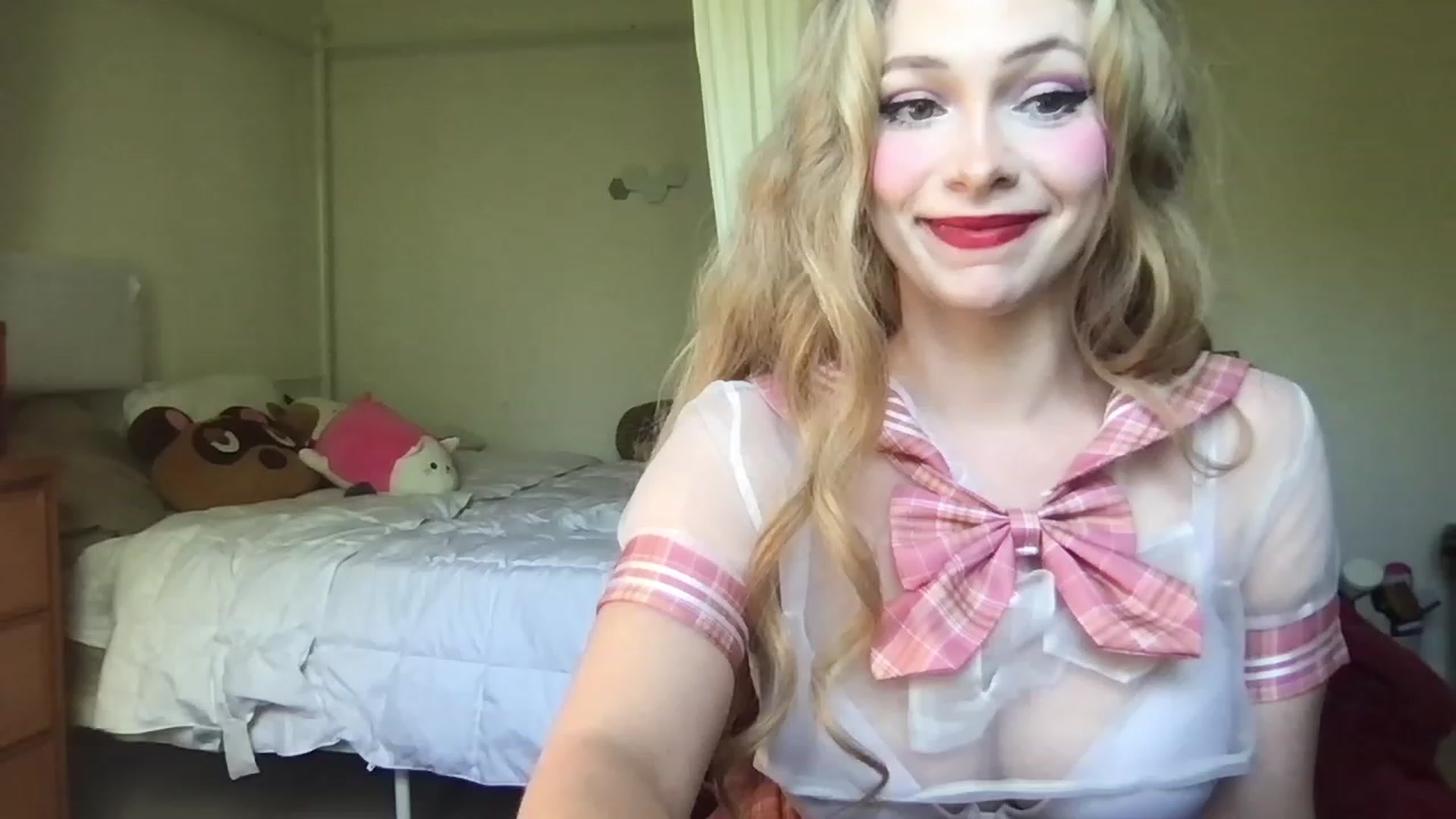 Gallery image thumbnail from lolypopbubble's myfreecams stream on, 04/19/2023, 19:33 image 16 of 20