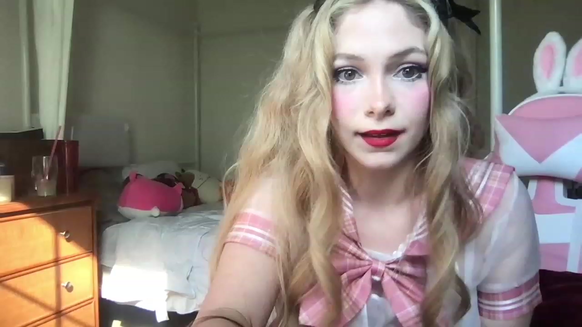 Gallery image thumbnail from lolypopbubble's myfreecams stream on, 04/19/2023, 21:03 image 16 of 20