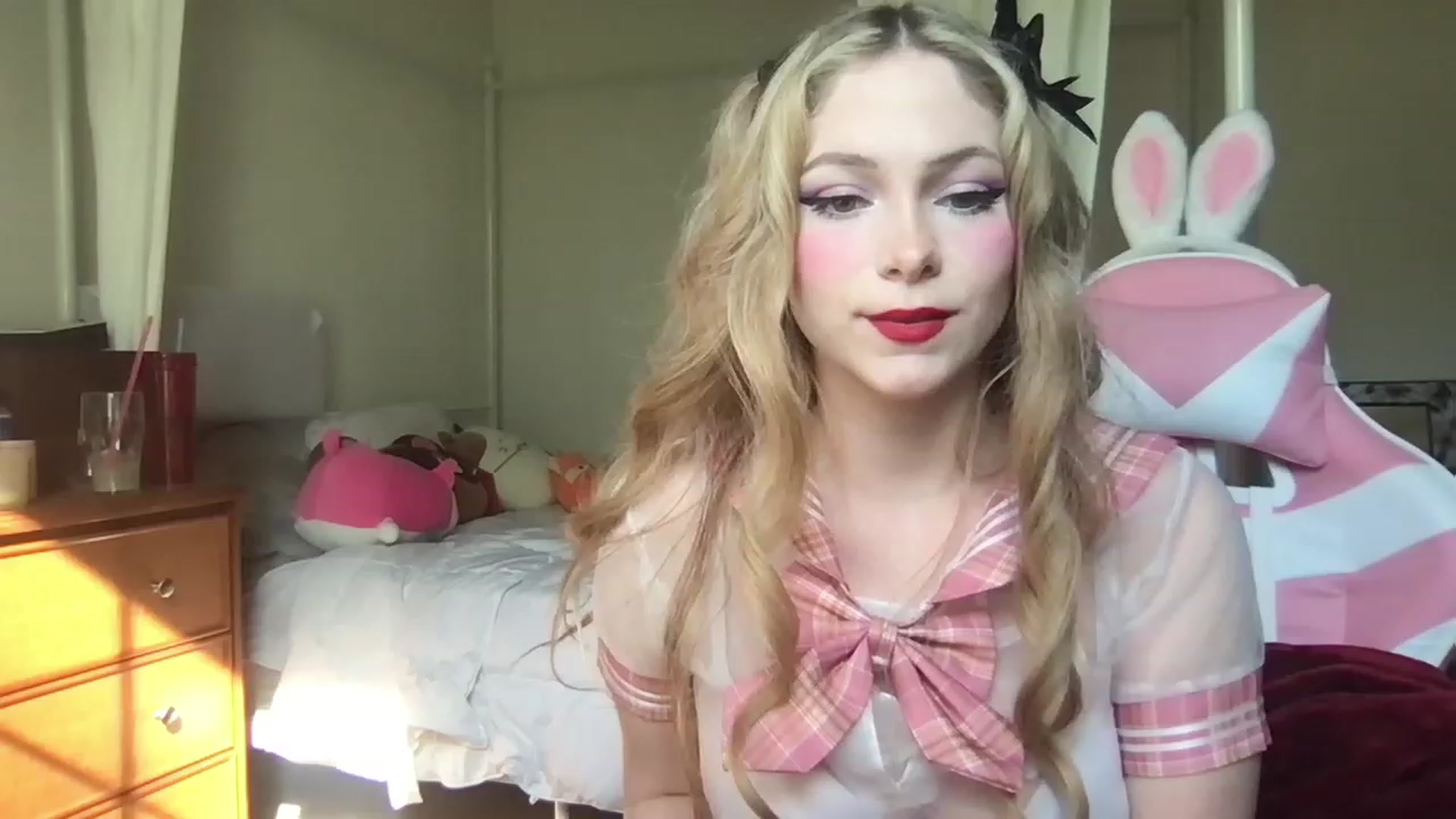 Gallery image thumbnail from lolypopbubble's myfreecams stream on, 04/19/2023, 21:03 image 12 of 20