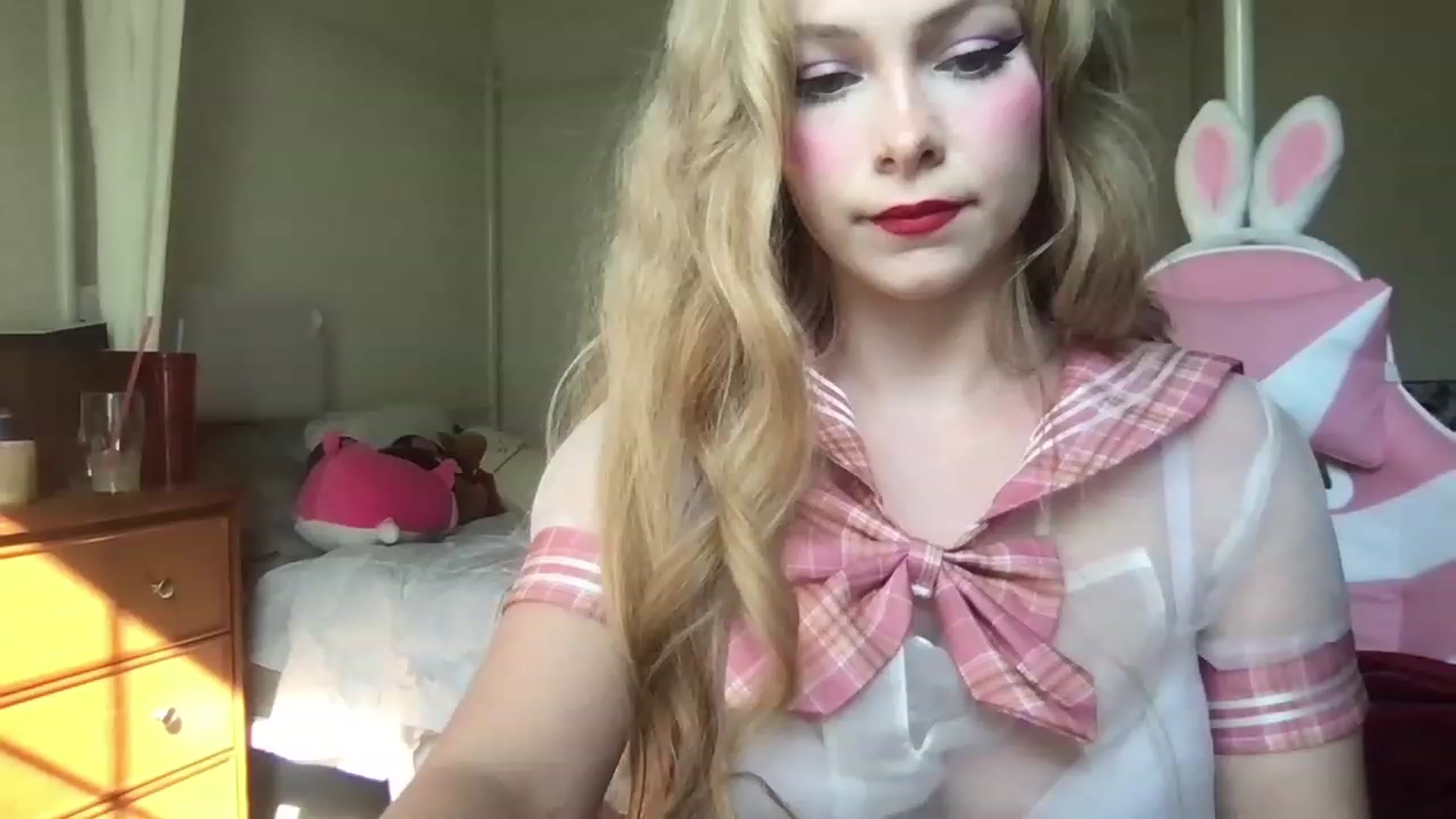 Gallery image thumbnail from lolypopbubble's myfreecams stream on, 04/19/2023, 21:03 image 10 of 20