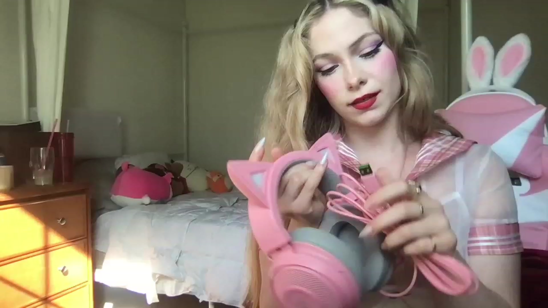 Gallery image thumbnail from lolypopbubble's myfreecams stream on, 04/19/2023, 21:03 image 11 of 20