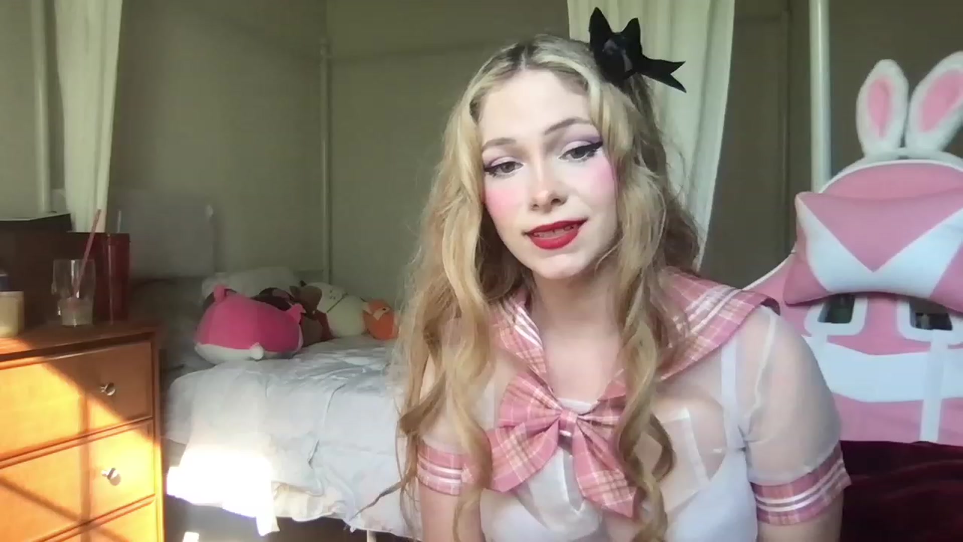 Gallery image thumbnail from lolypopbubble's myfreecams stream on, 04/19/2023, 21:03 image 13 of 20