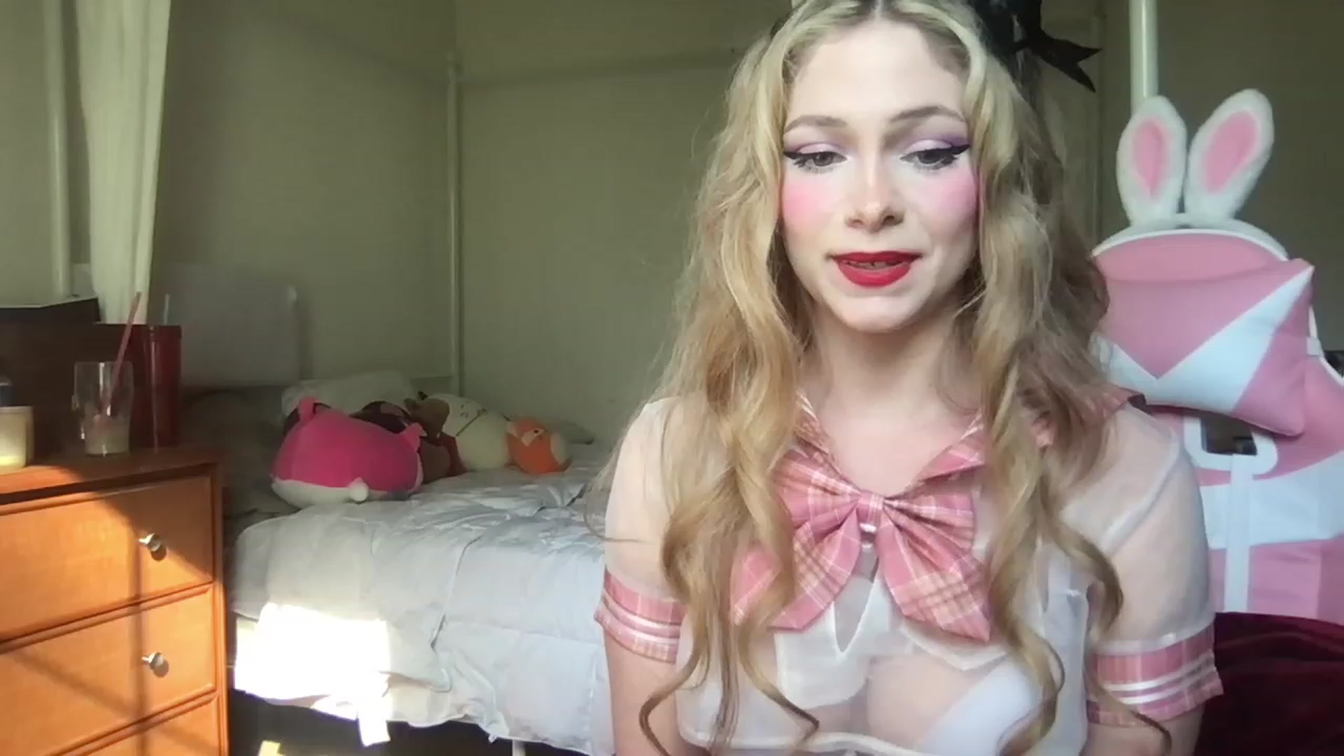 Gallery image thumbnail from lolypopbubble's myfreecams stream on, 04/19/2023, 21:03 image 18 of 20
