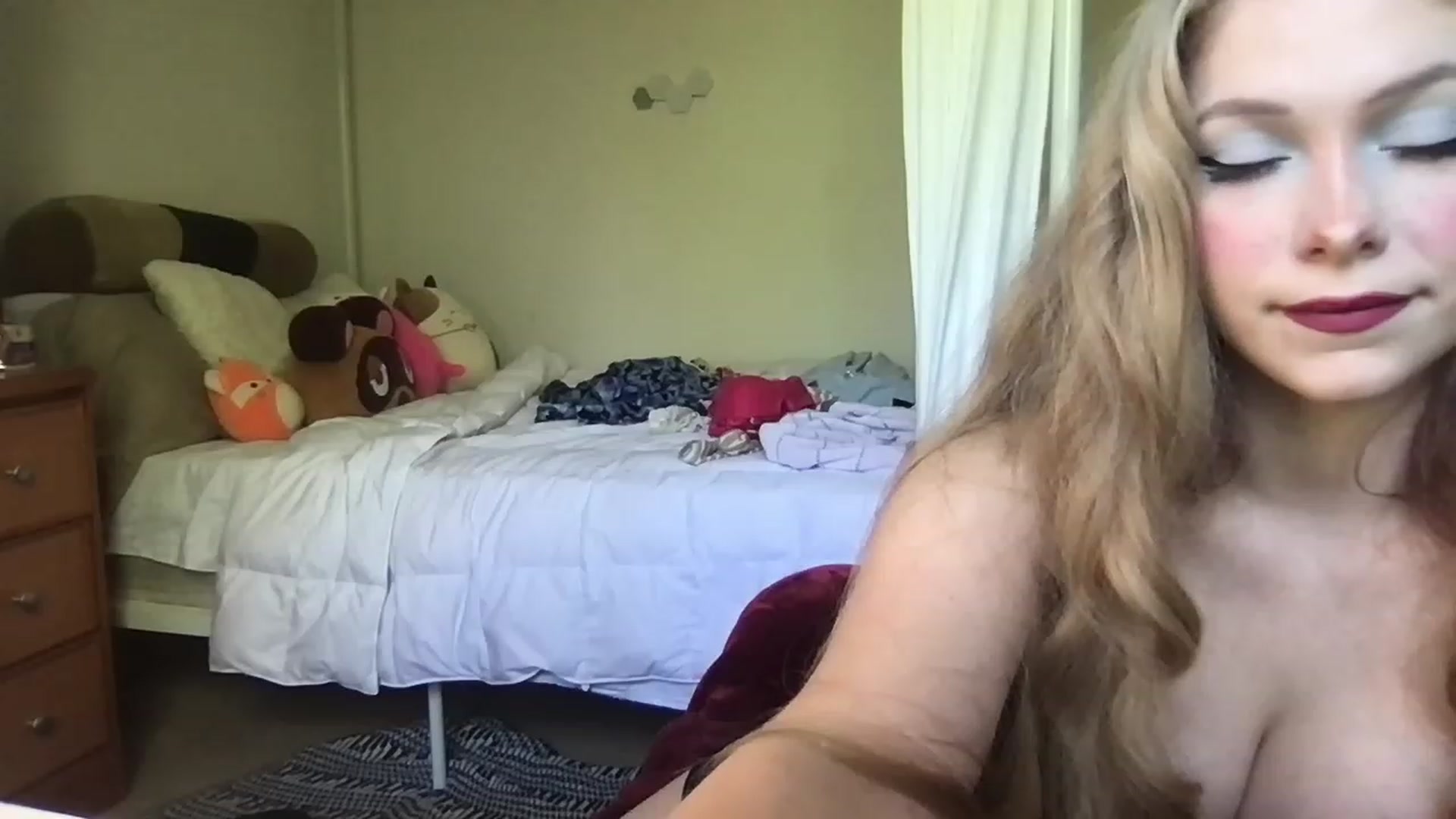 Gallery image thumbnail from lolypopbubble's myfreecams stream on, 04/20/2023, 16:46 image 6 of 20