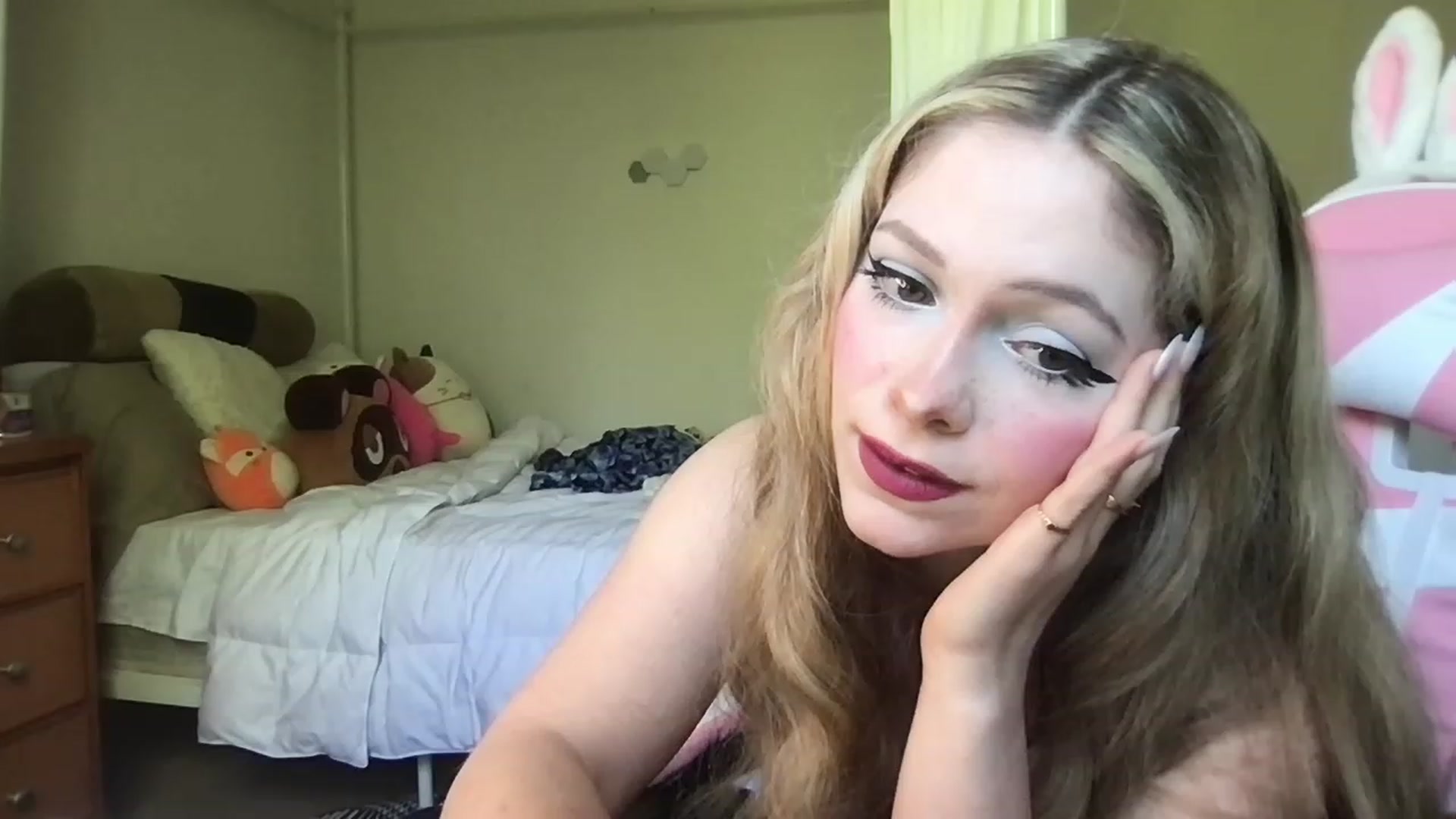 Gallery image thumbnail from lolypopbubble's myfreecams stream on, 04/20/2023, 16:46 image 17 of 20