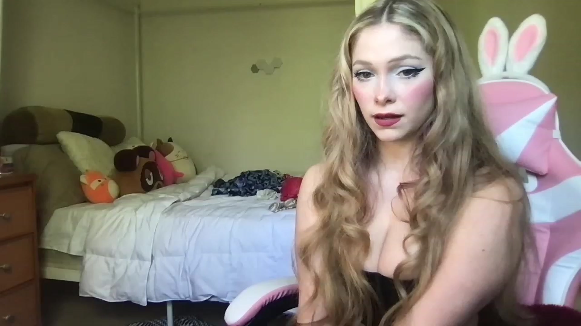 Gallery image thumbnail from lolypopbubble's myfreecams stream on, 04/20/2023, 16:46 image 16 of 20