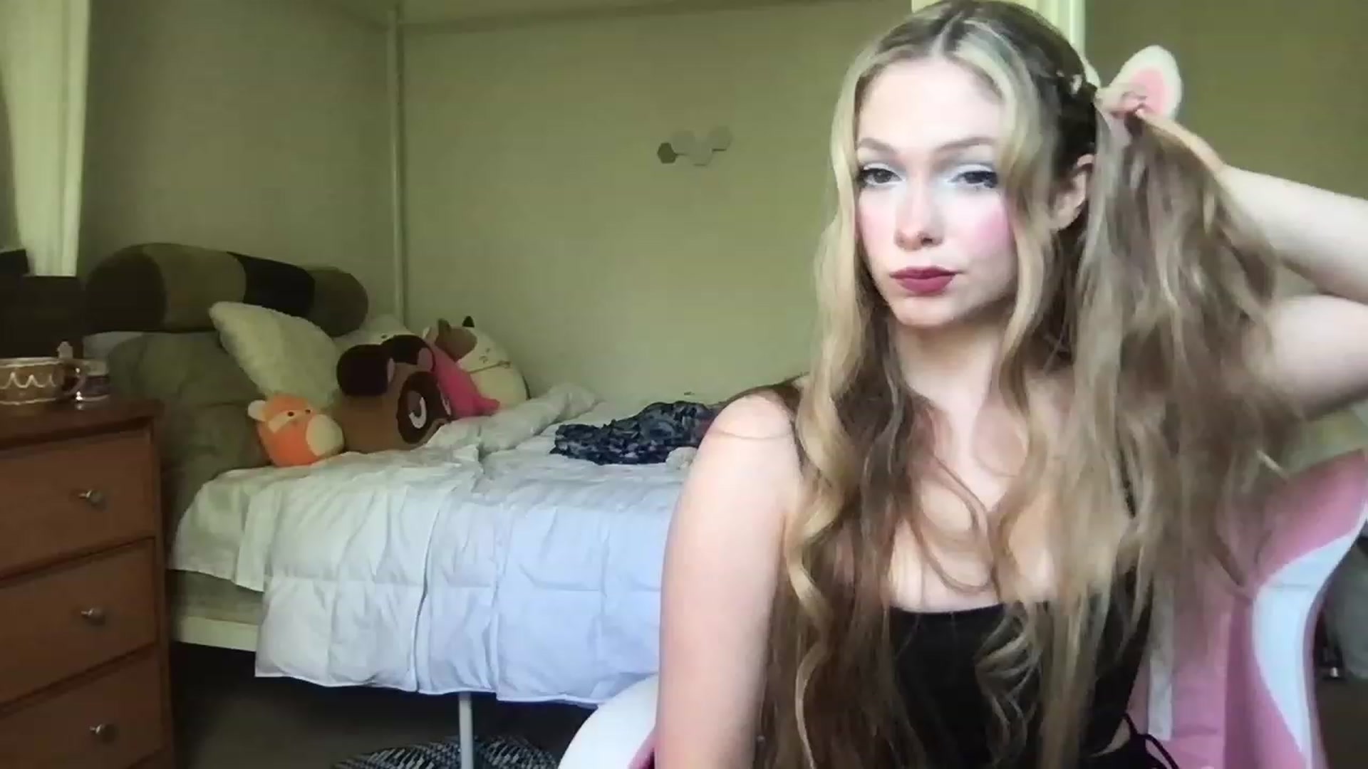 Gallery image thumbnail from lolypopbubble's myfreecams stream on, 04/20/2023, 19:08 image 5 of 20