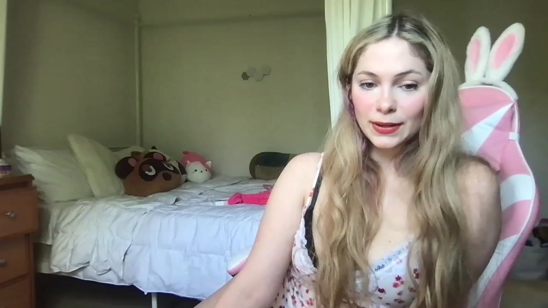 Gallery image thumbnail from lolypopbubble's myfreecams stream on, 04/21/2023, 19:35 image 13 of 20