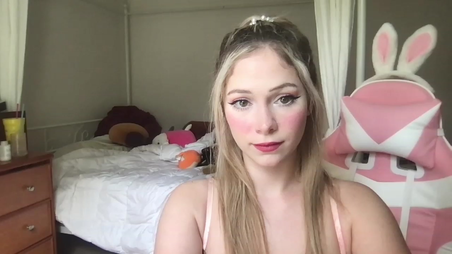 Gallery image thumbnail from lolypopbubble's myfreecams stream on, 05/12/2023, 20:00 image 16 of 20