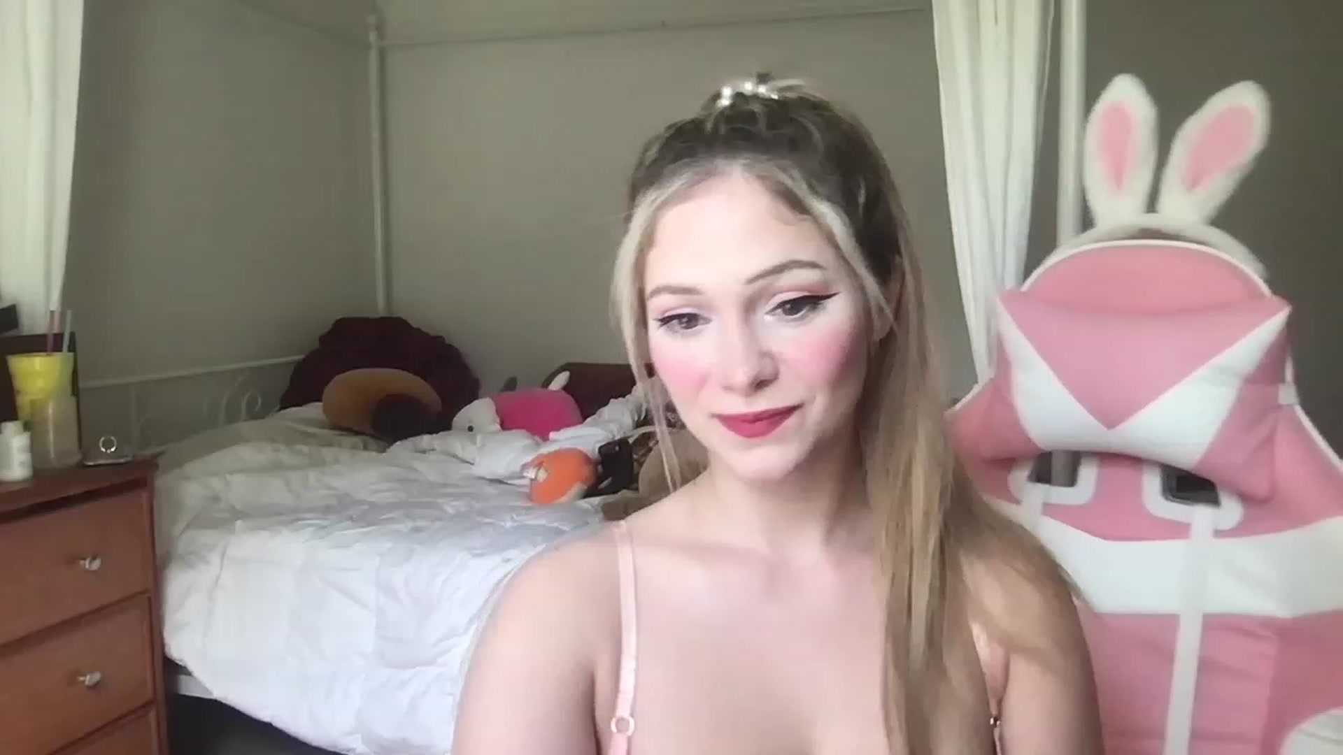 Gallery image thumbnail from lolypopbubble's myfreecams stream on, 05/12/2023, 20:00 image 14 of 20