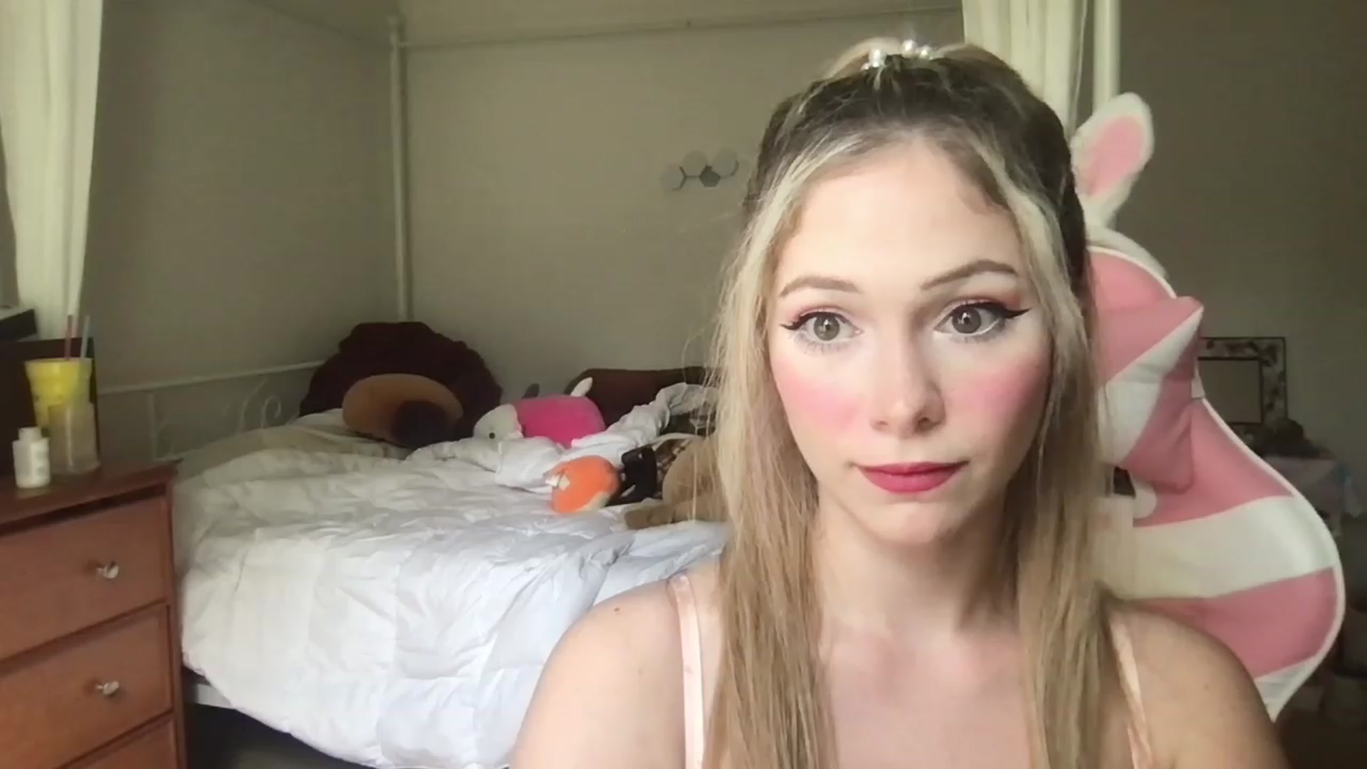 Gallery image thumbnail from lolypopbubble's myfreecams stream on, 05/12/2023, 20:00 image 20 of 20