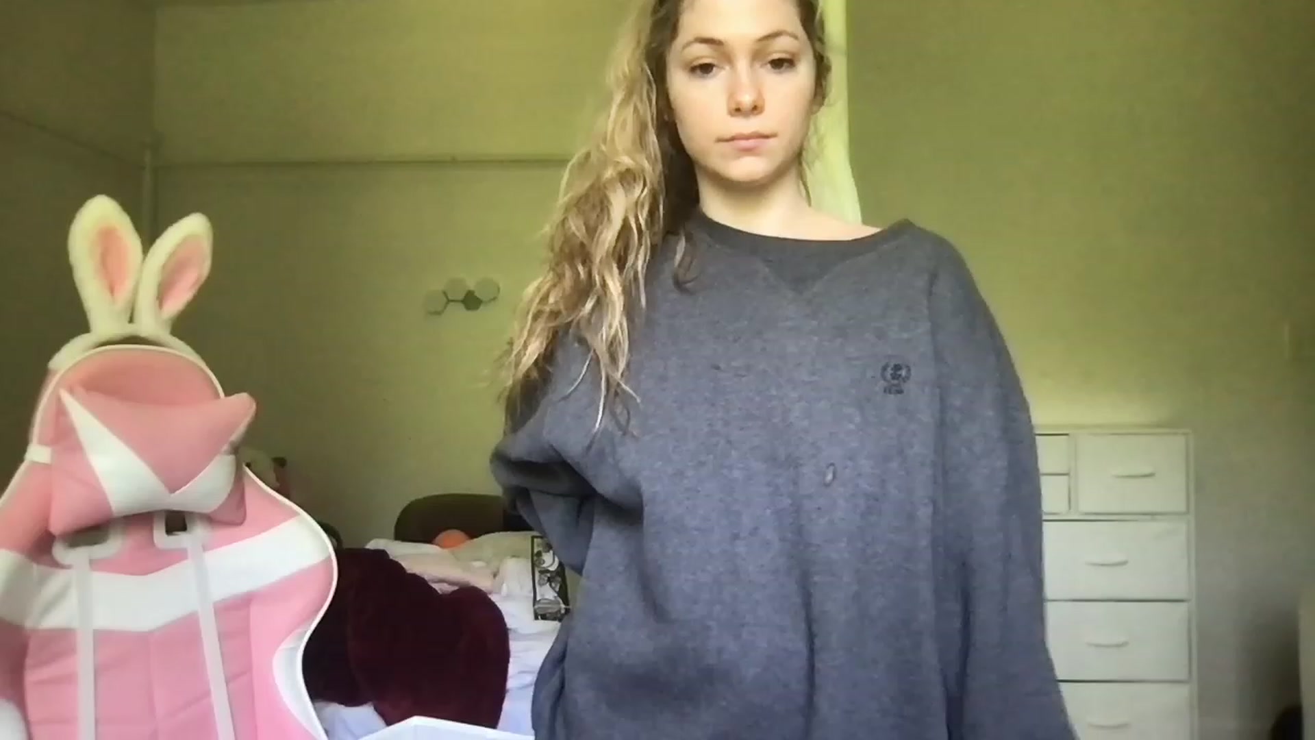 Gallery image thumbnail from lolypopbubble's myfreecams stream on, 05/22/2023, 16:32 image 4 of 20