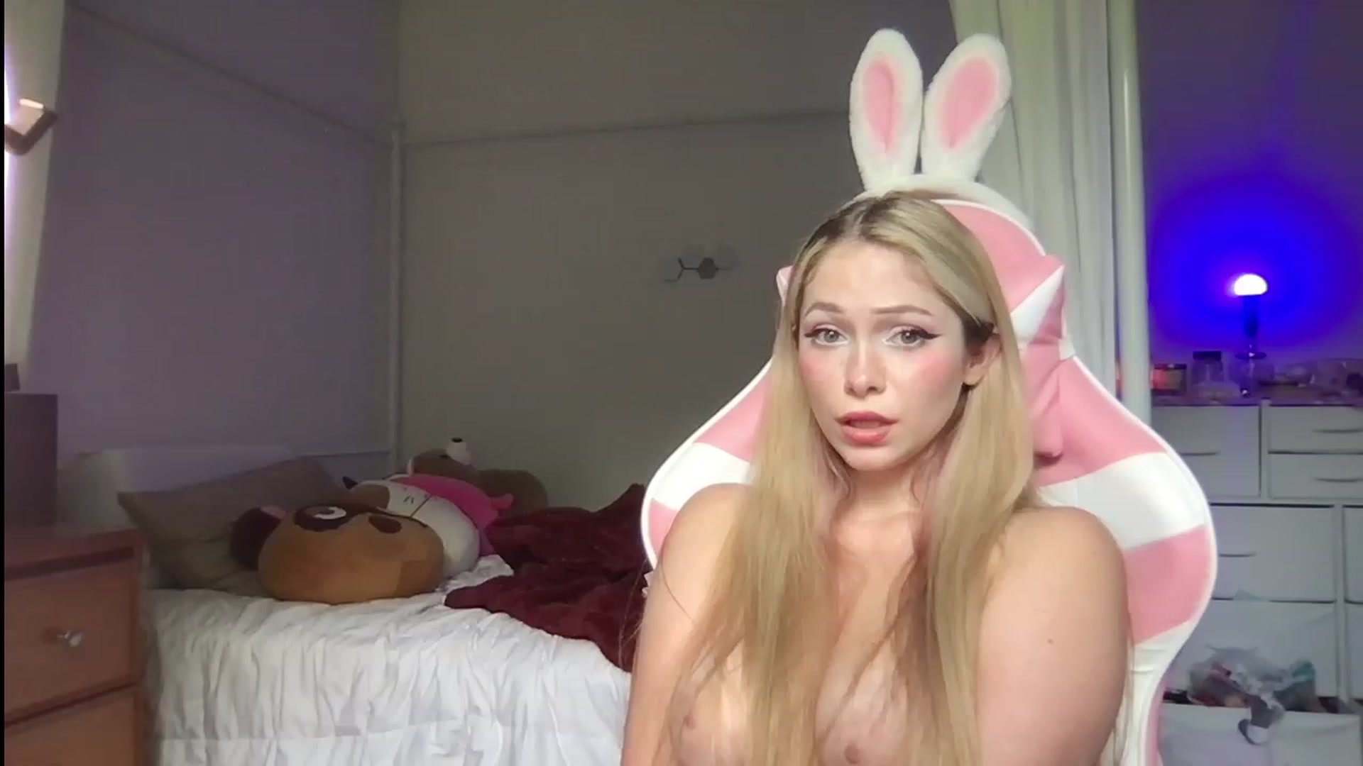 Gallery image thumbnail from lolypopbubble's myfreecams stream on, 07/10/2023, 19:22 image 11 of 20