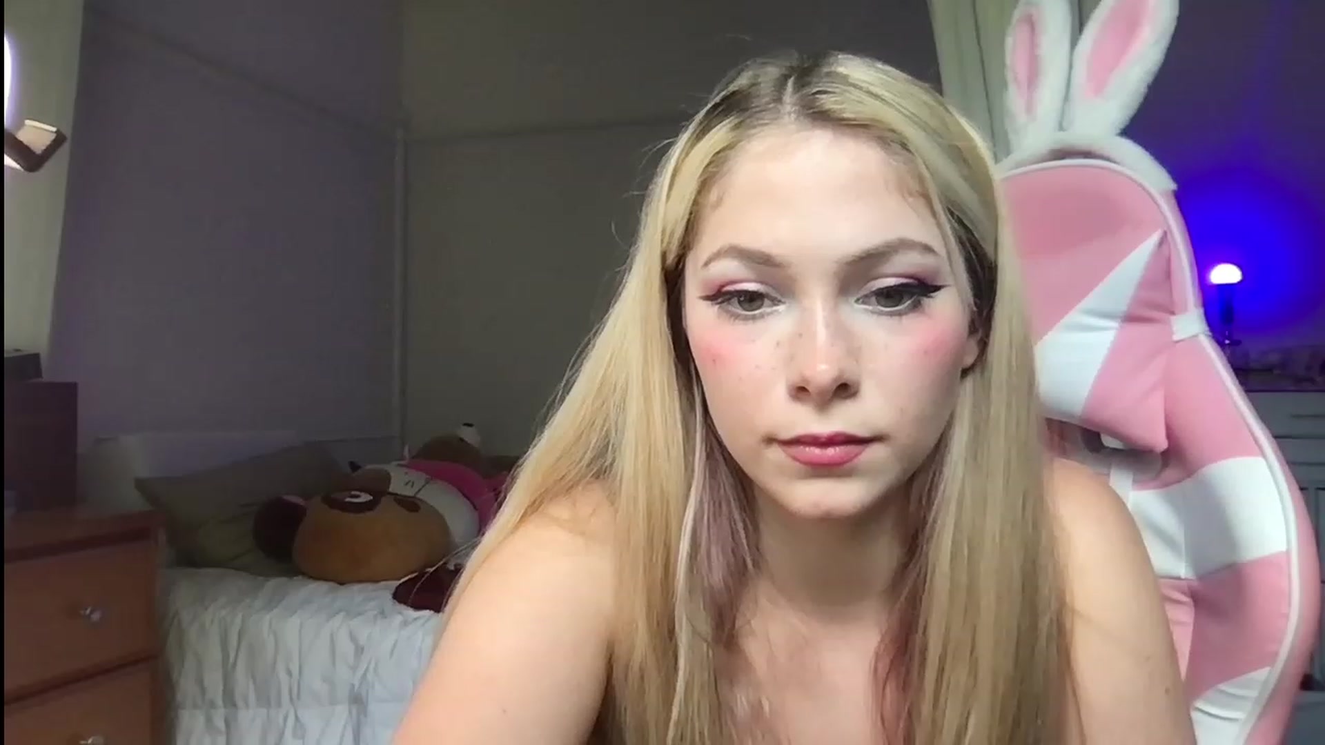 Gallery image thumbnail from lolypopbubble's myfreecams stream on, 07/10/2023, 19:22 image 15 of 20