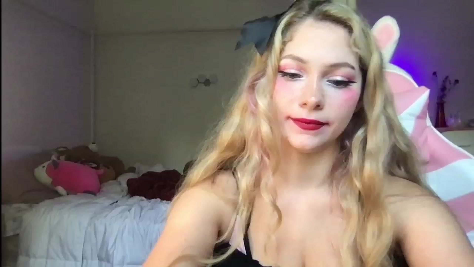 Gallery image thumbnail from lolypopbubble's myfreecams stream on, 07/11/2023, 18:26 image 10 of 20