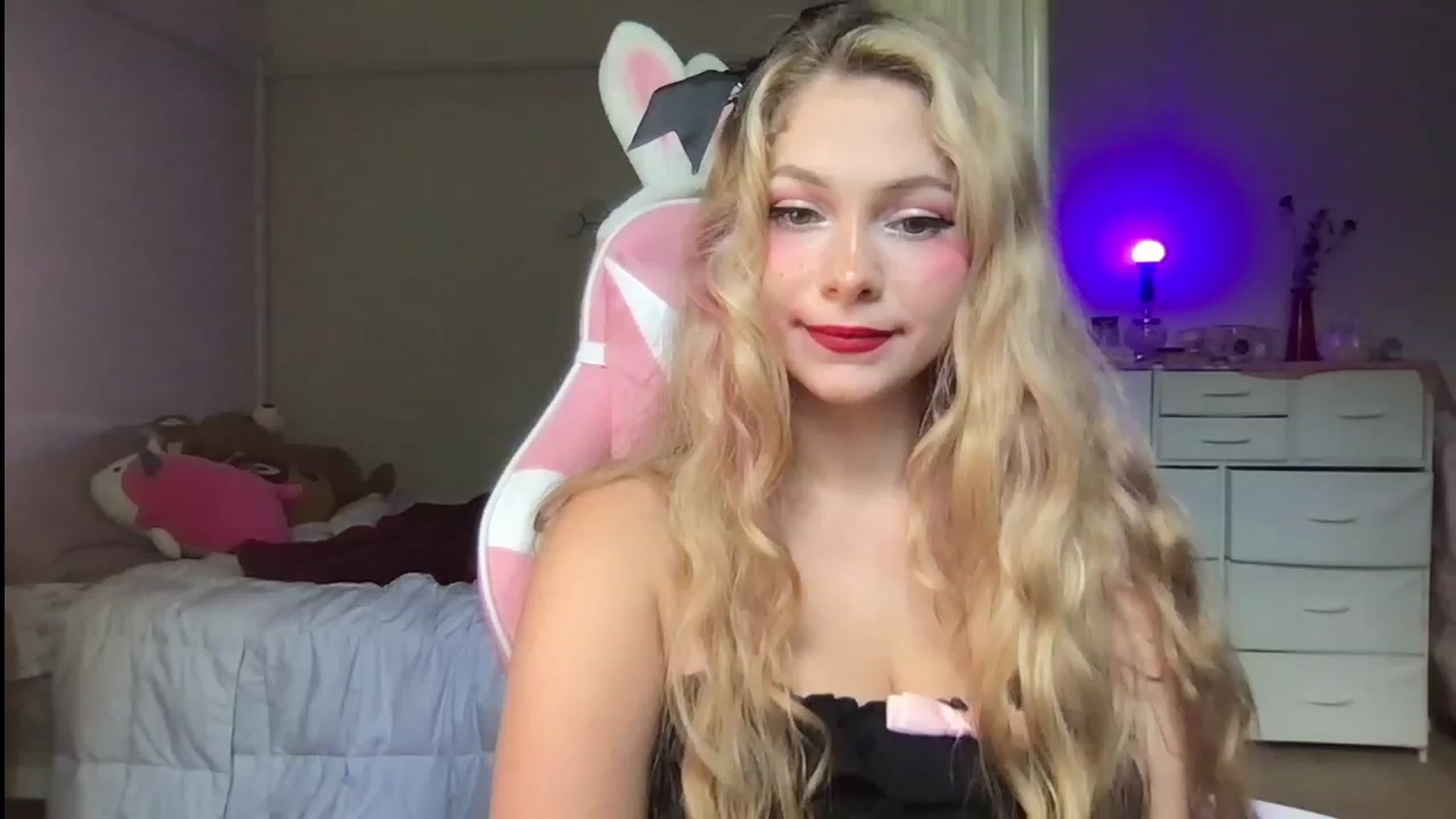 Gallery image thumbnail from lolypopbubble's myfreecams stream on, 07/11/2023, 18:26 image 4 of 20