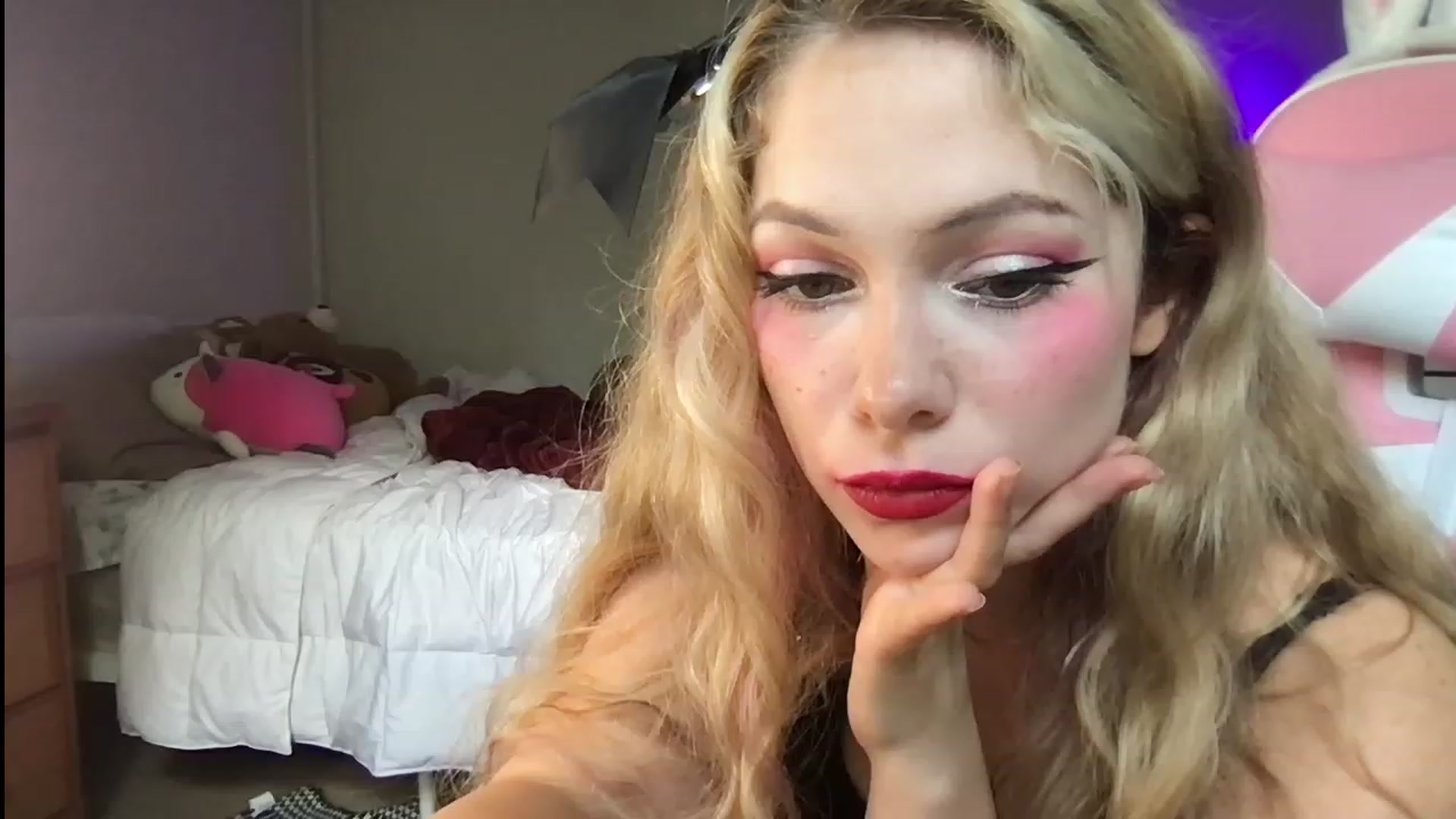 Gallery image thumbnail from lolypopbubble's myfreecams stream on, 07/11/2023, 18:26 image 15 of 20