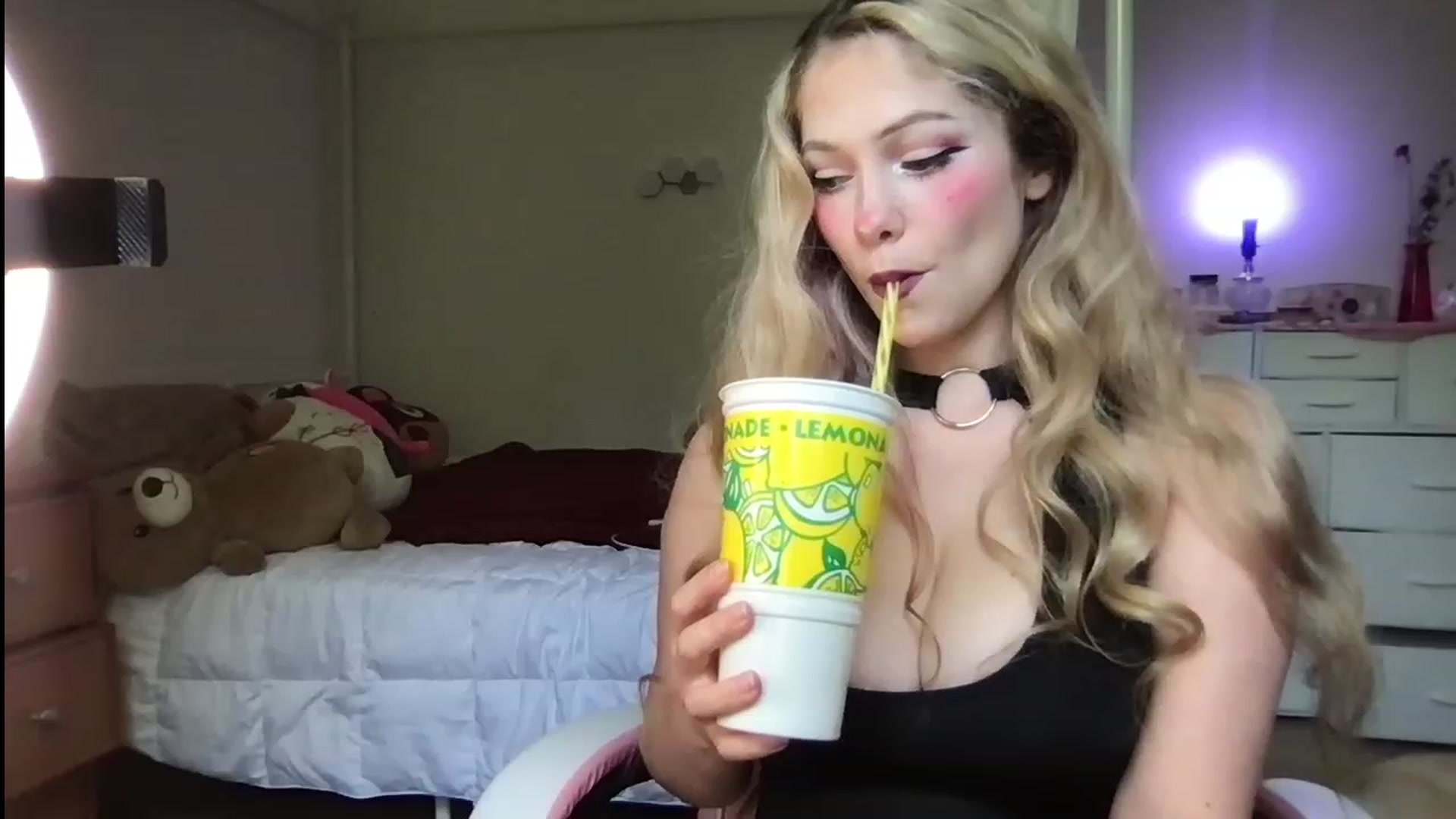 Gallery image thumbnail from lolypopbubble's myfreecams stream on, 07/12/2023, 17:36 image 14 of 20
