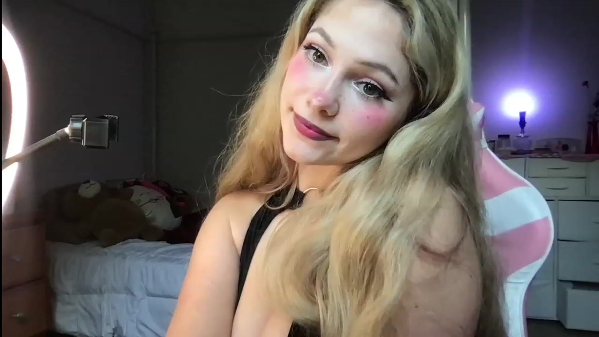 Gallery image thumbnail from lolypopbubble's myfreecams stream on, 07/12/2023, 19:14 image 5 of 20