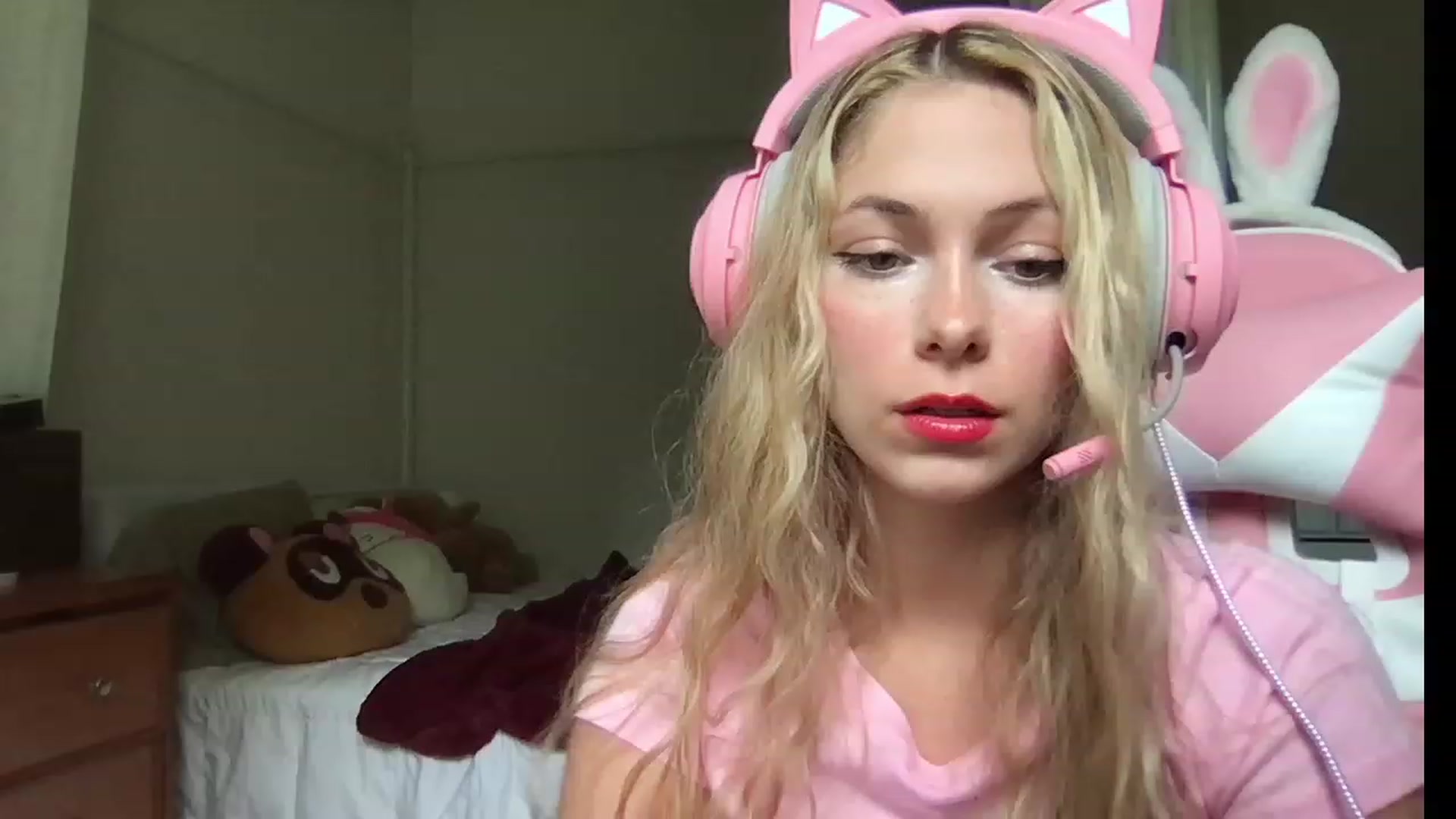 Gallery image thumbnail from lolypopbubble's myfreecams stream on, 08/03/2023, 18:47 image 3 of 20