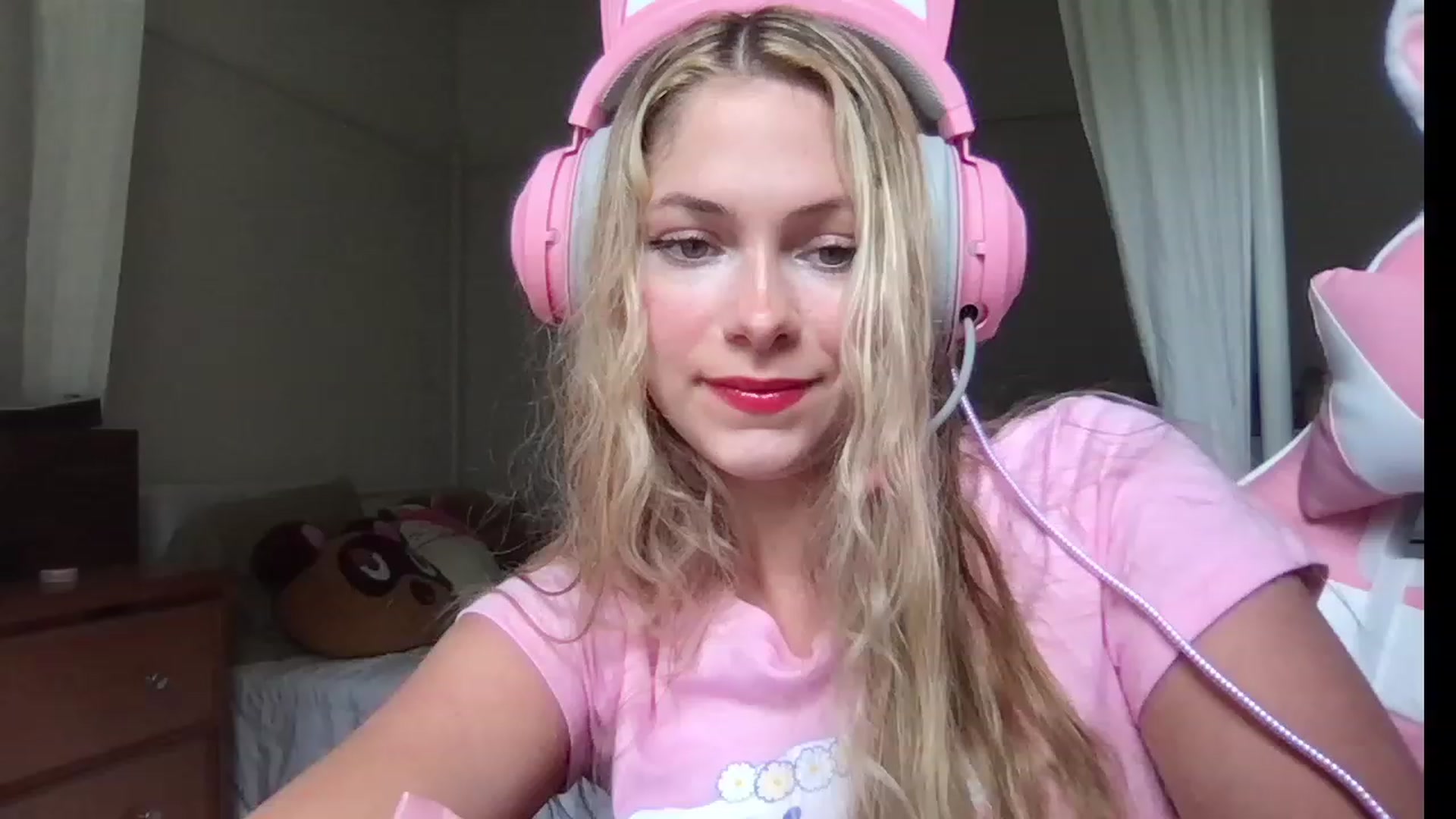 Gallery image thumbnail from lolypopbubble's myfreecams stream on, 08/03/2023, 18:47 image 2 of 20