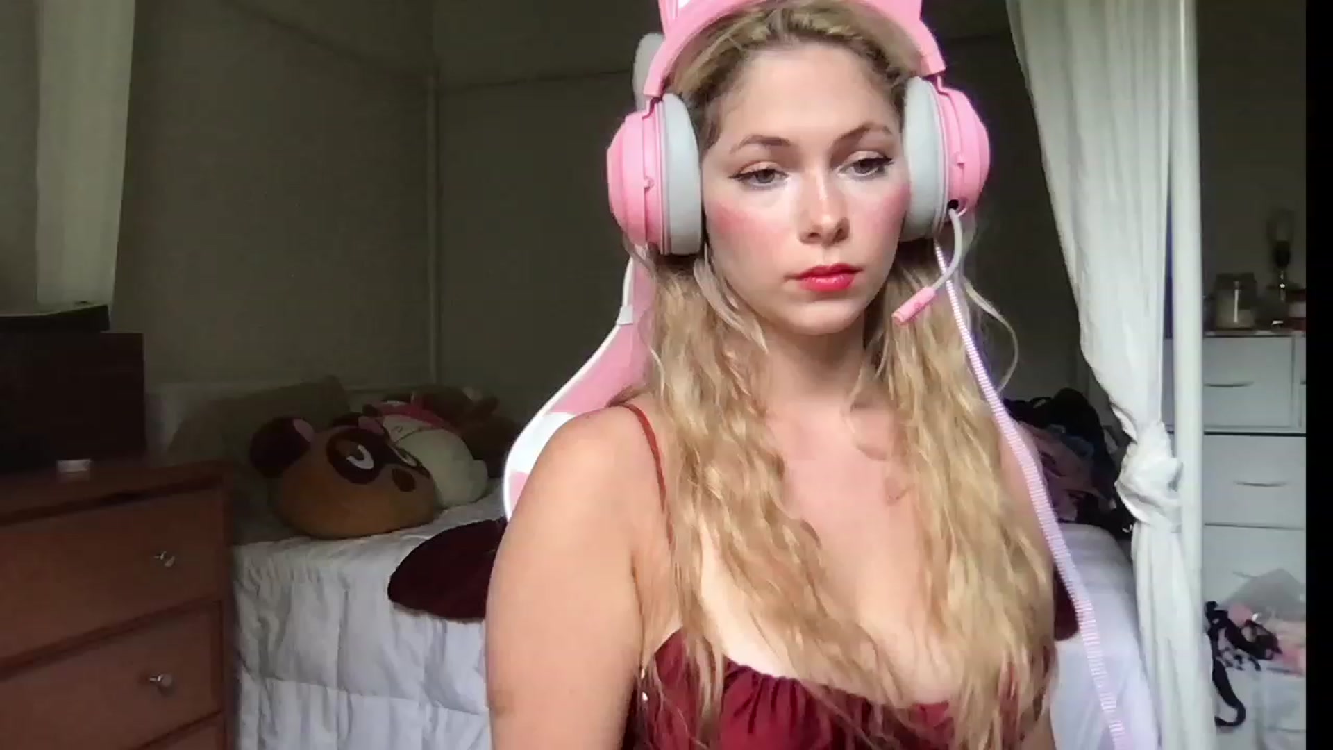 Gallery image thumbnail from lolypopbubble's myfreecams stream on, 08/03/2023, 18:47 image 9 of 20